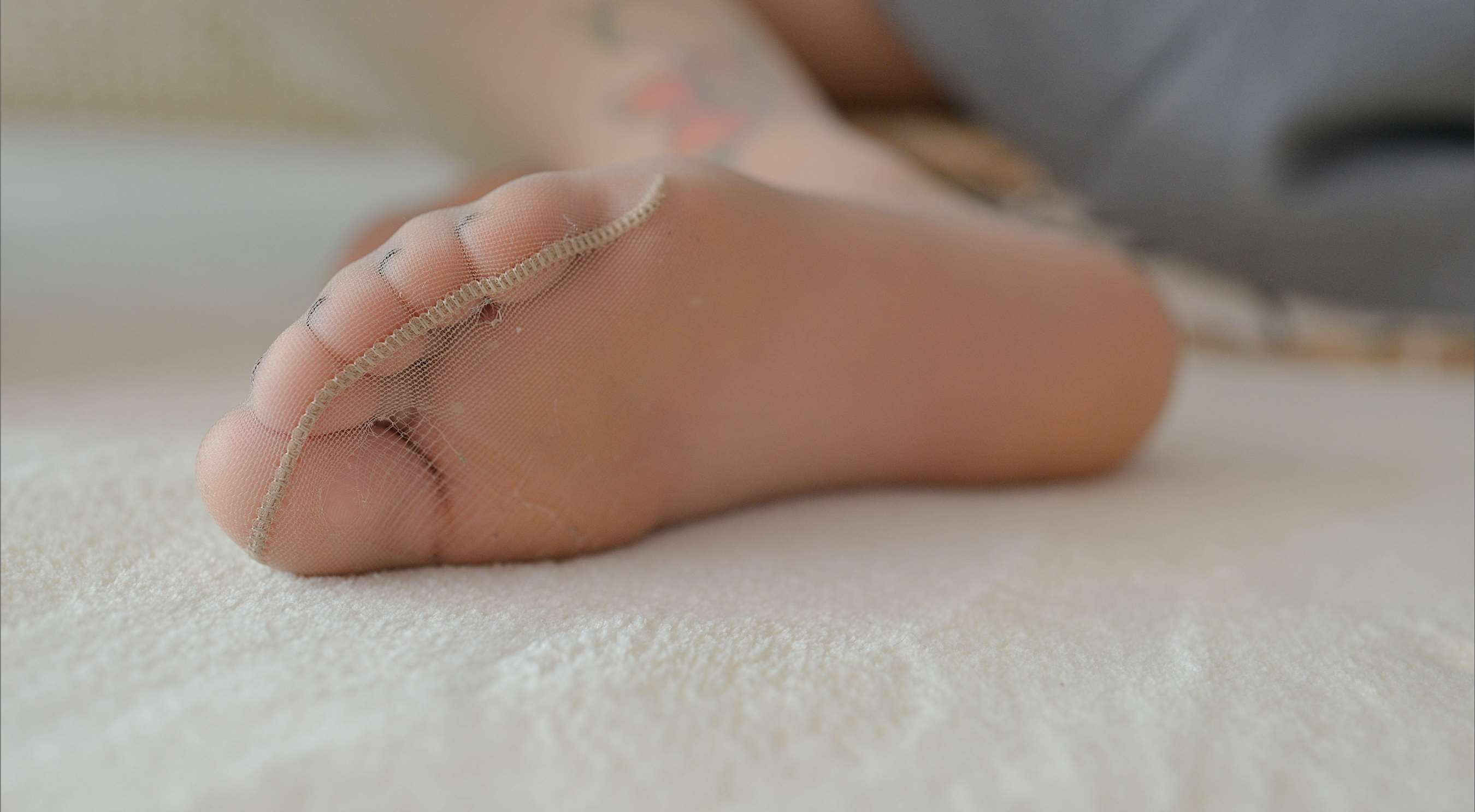 《小姐姐脱丝袜》作品图