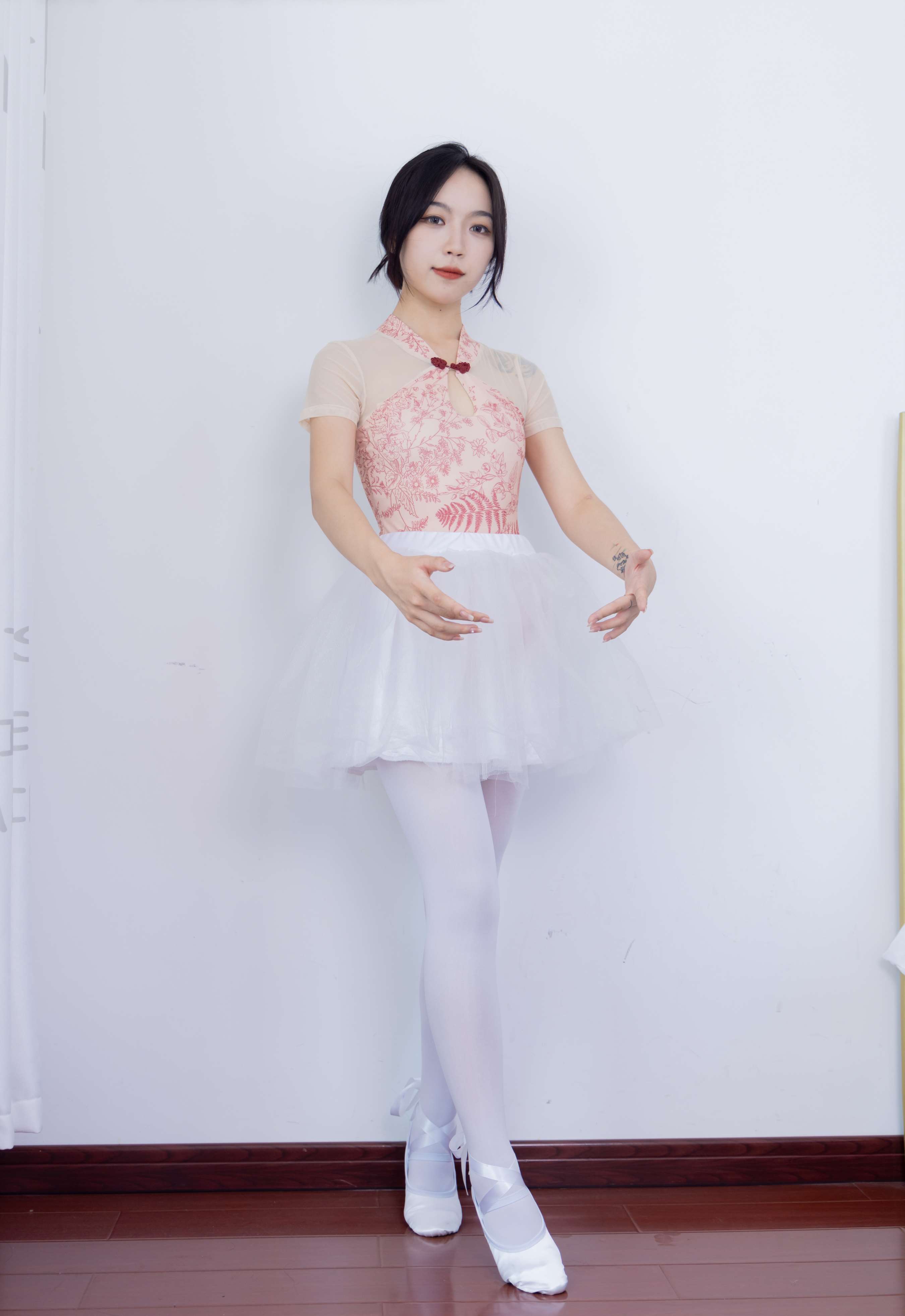 《纱纱练舞白丝脚丫》作品图