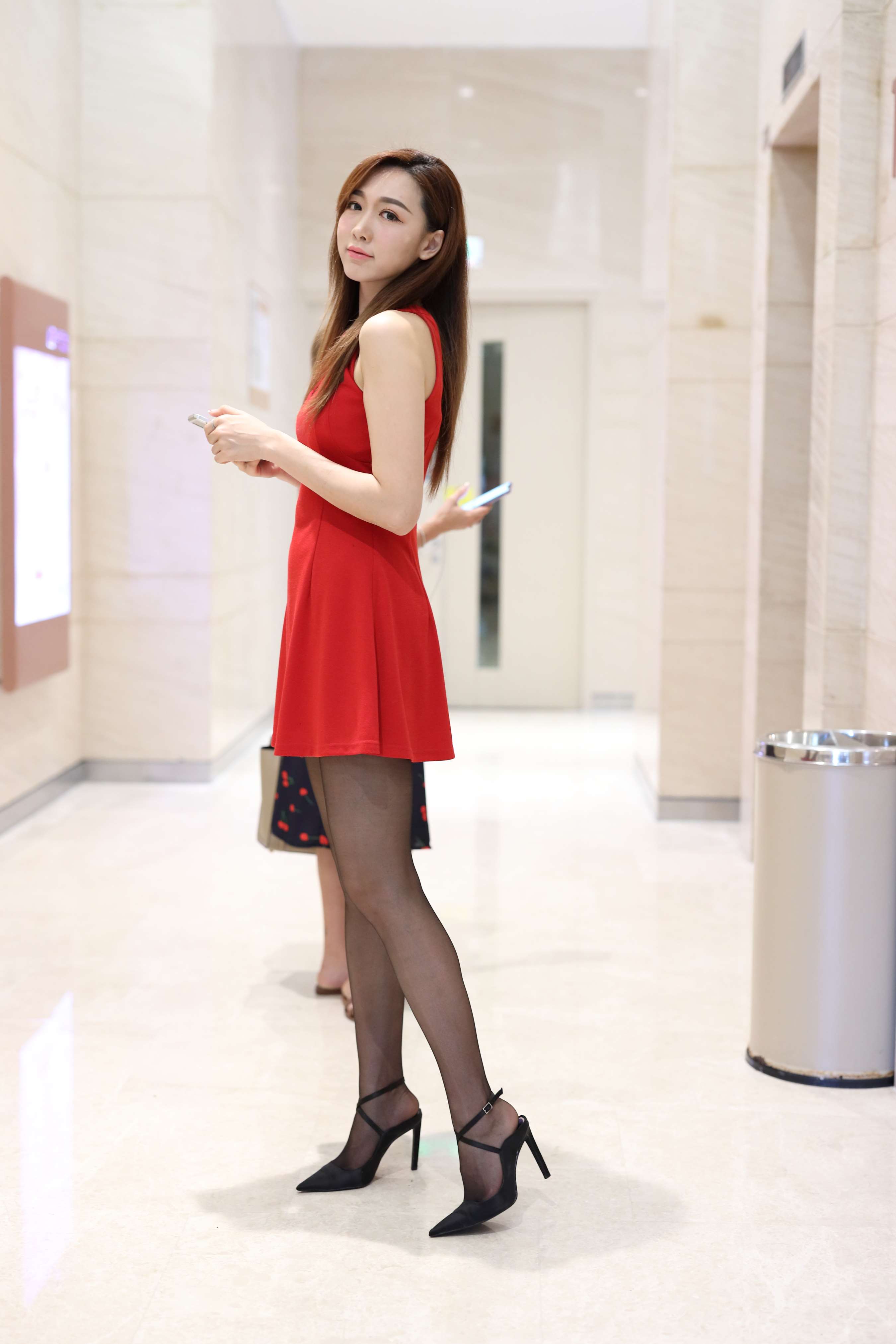 《小粉老师的黑色丝袜》作品图