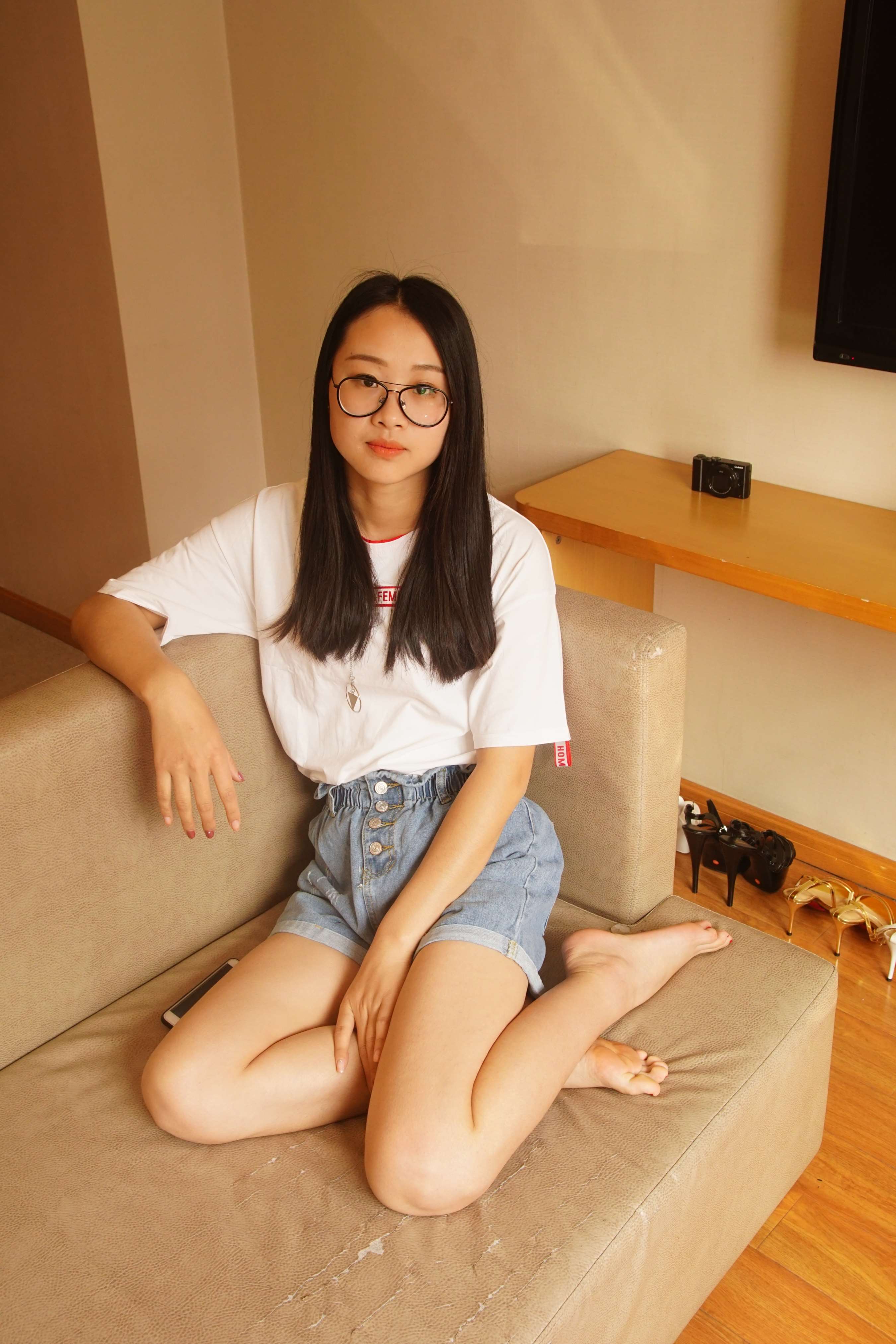 《清纯可爱的眼镜学妹》作品图