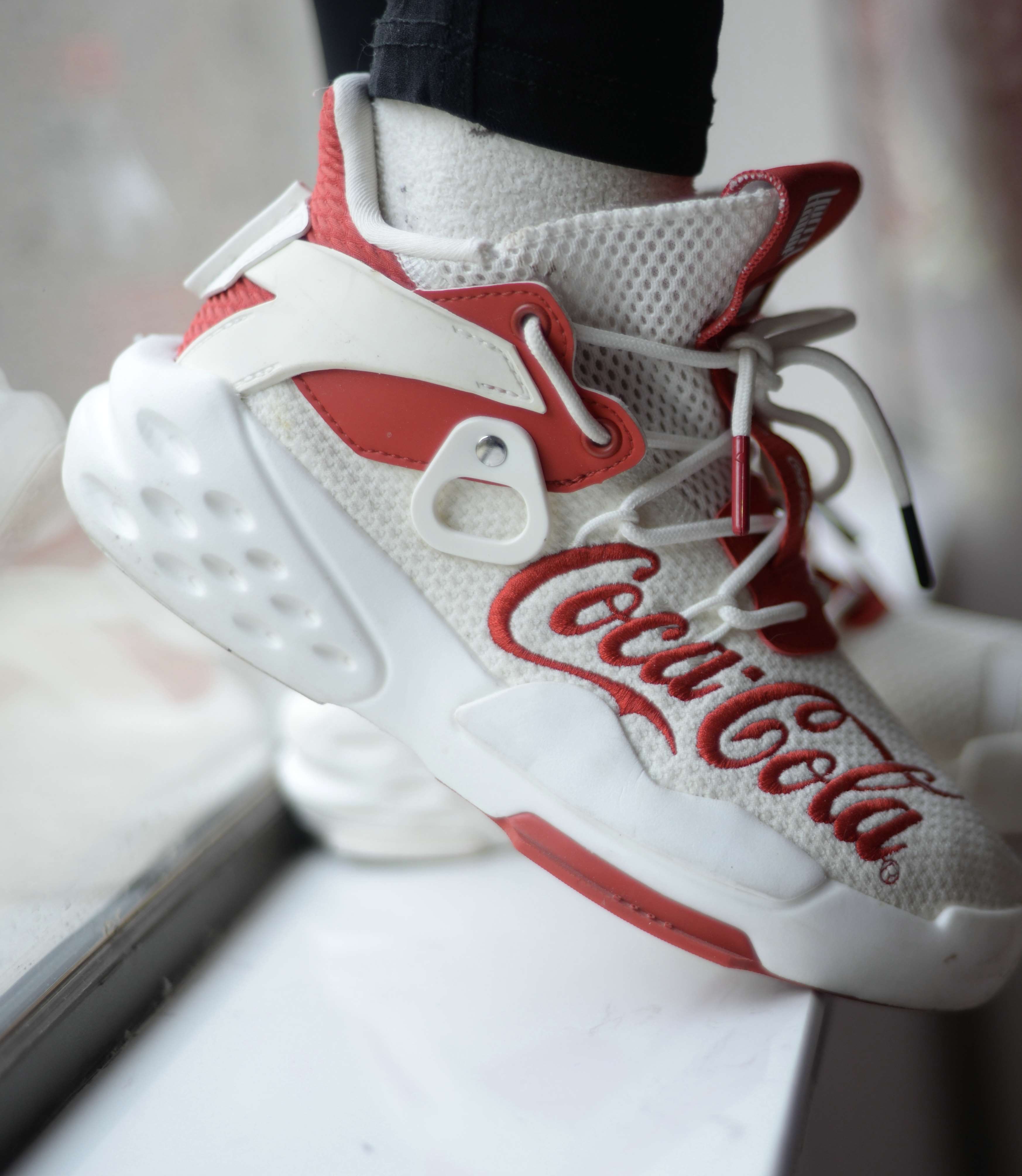 《球鞋の发黄的棉袜脚》作品图