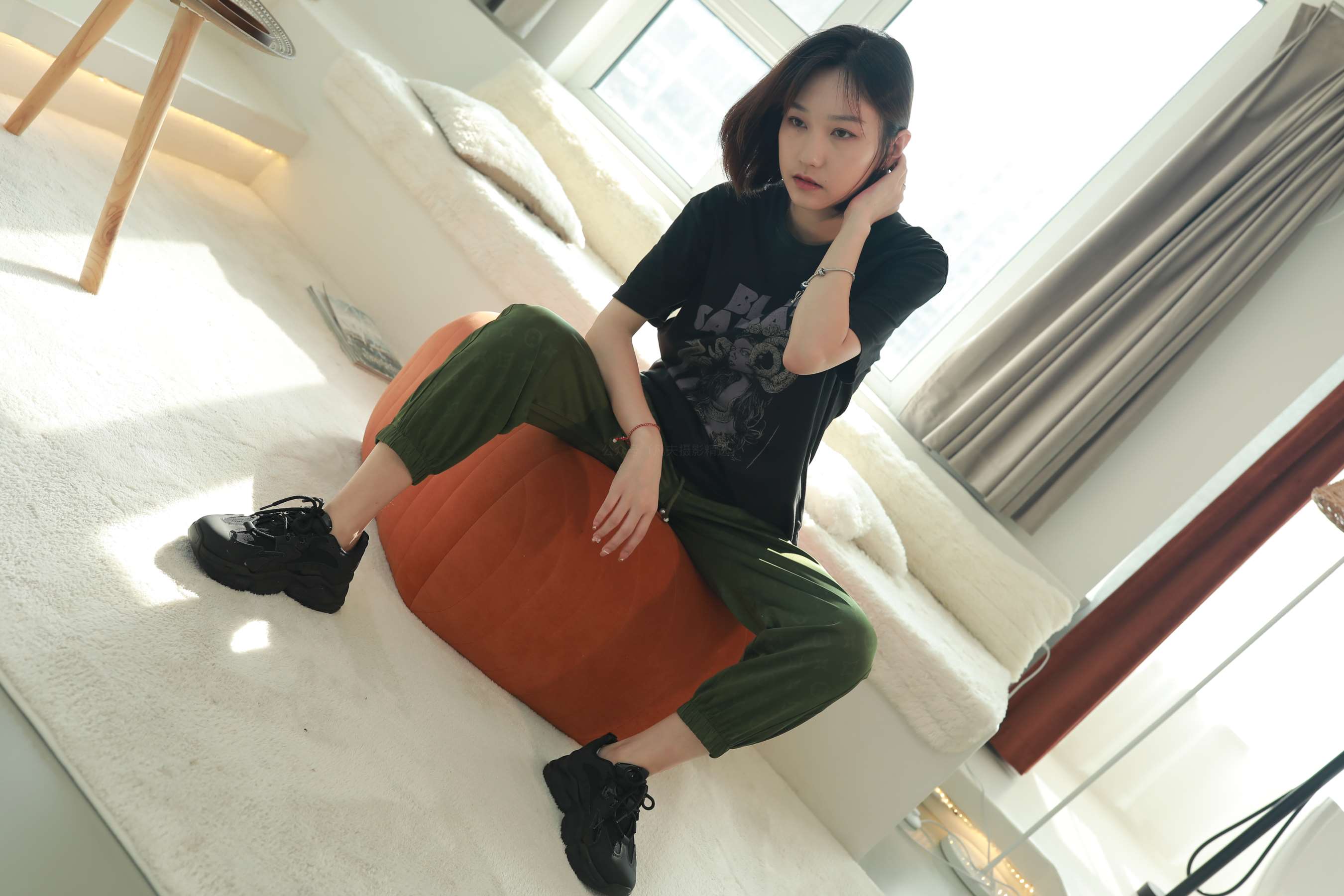 《子轩板鞋船袜裸足》作品图