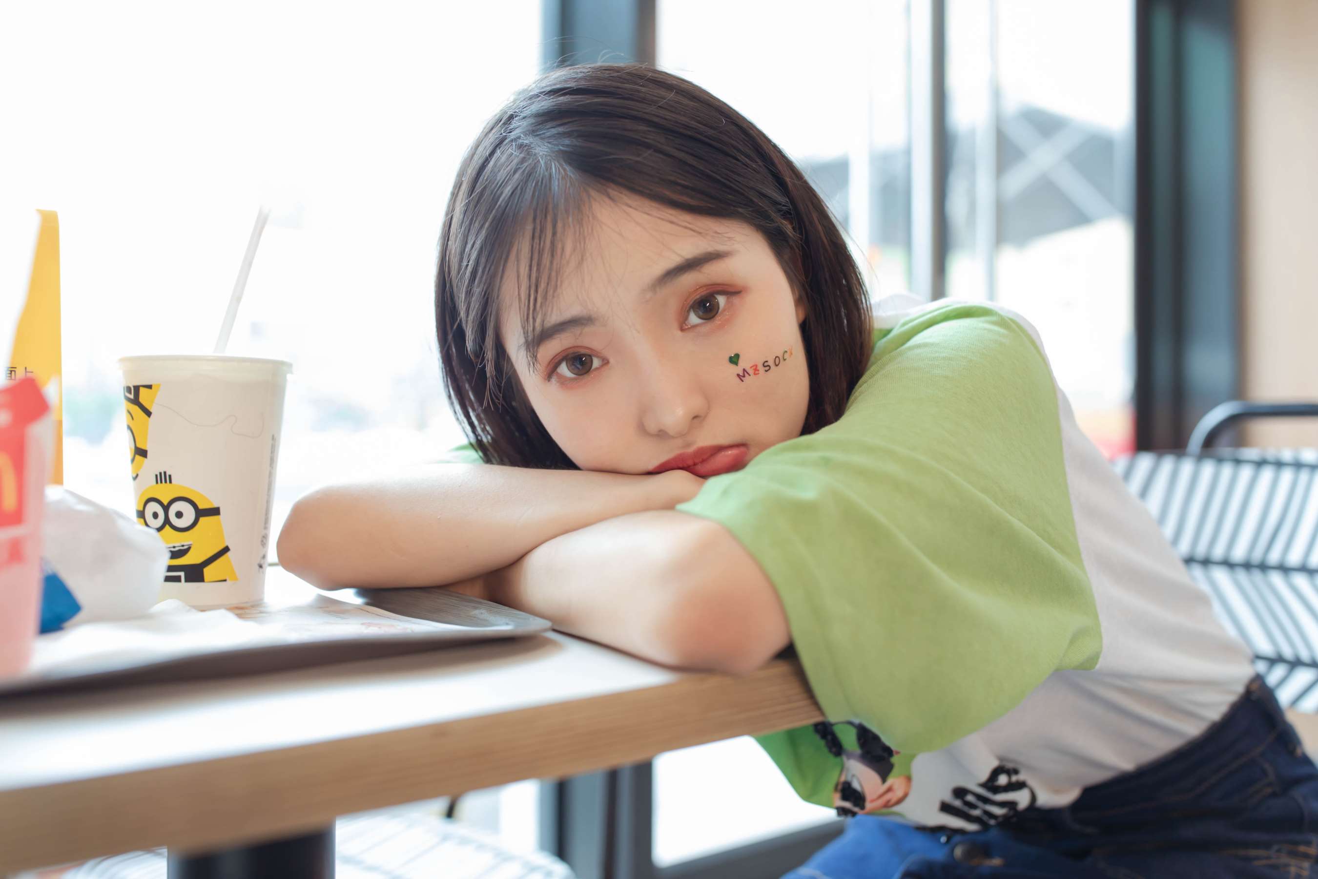 《茜茜帆布鞋の棉袜脚丫》作品图