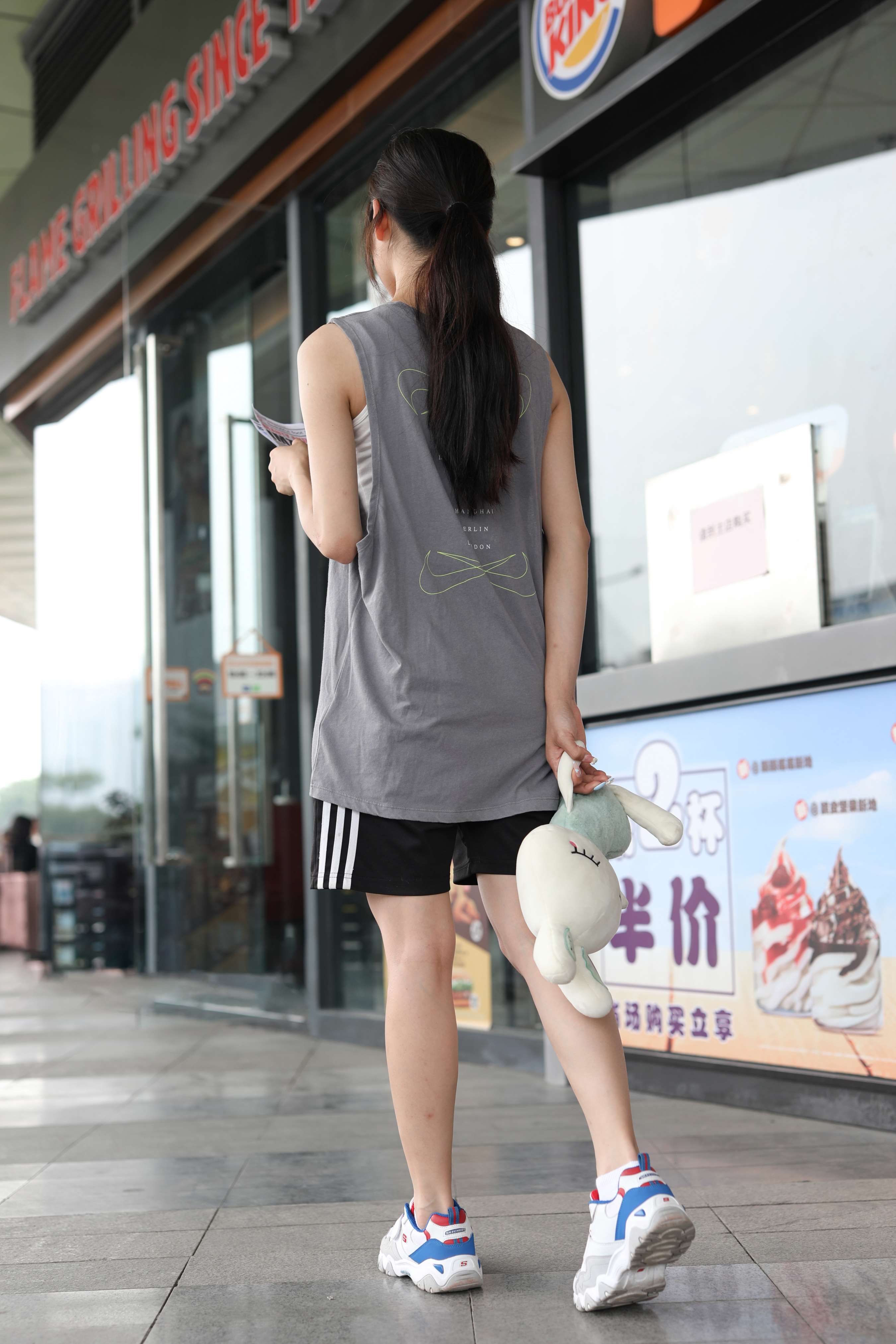 《莹莹运动鞋の白棉袜脚》作品图