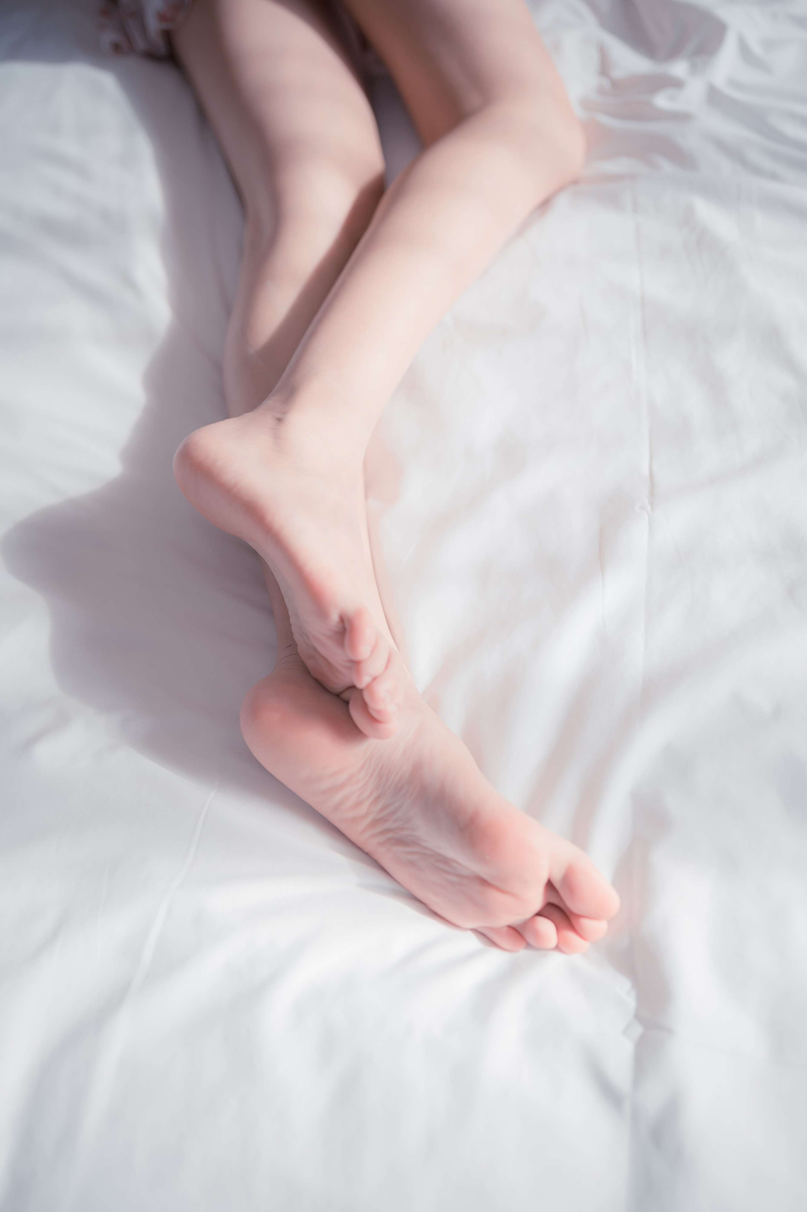 《师姐花裙睡衣の嫩足》作品图