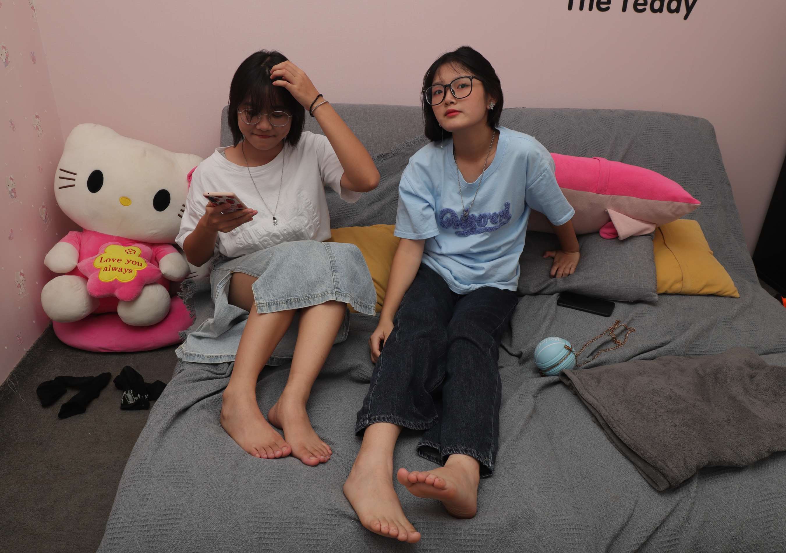 《彤彤与小谊脚底秀》作品图