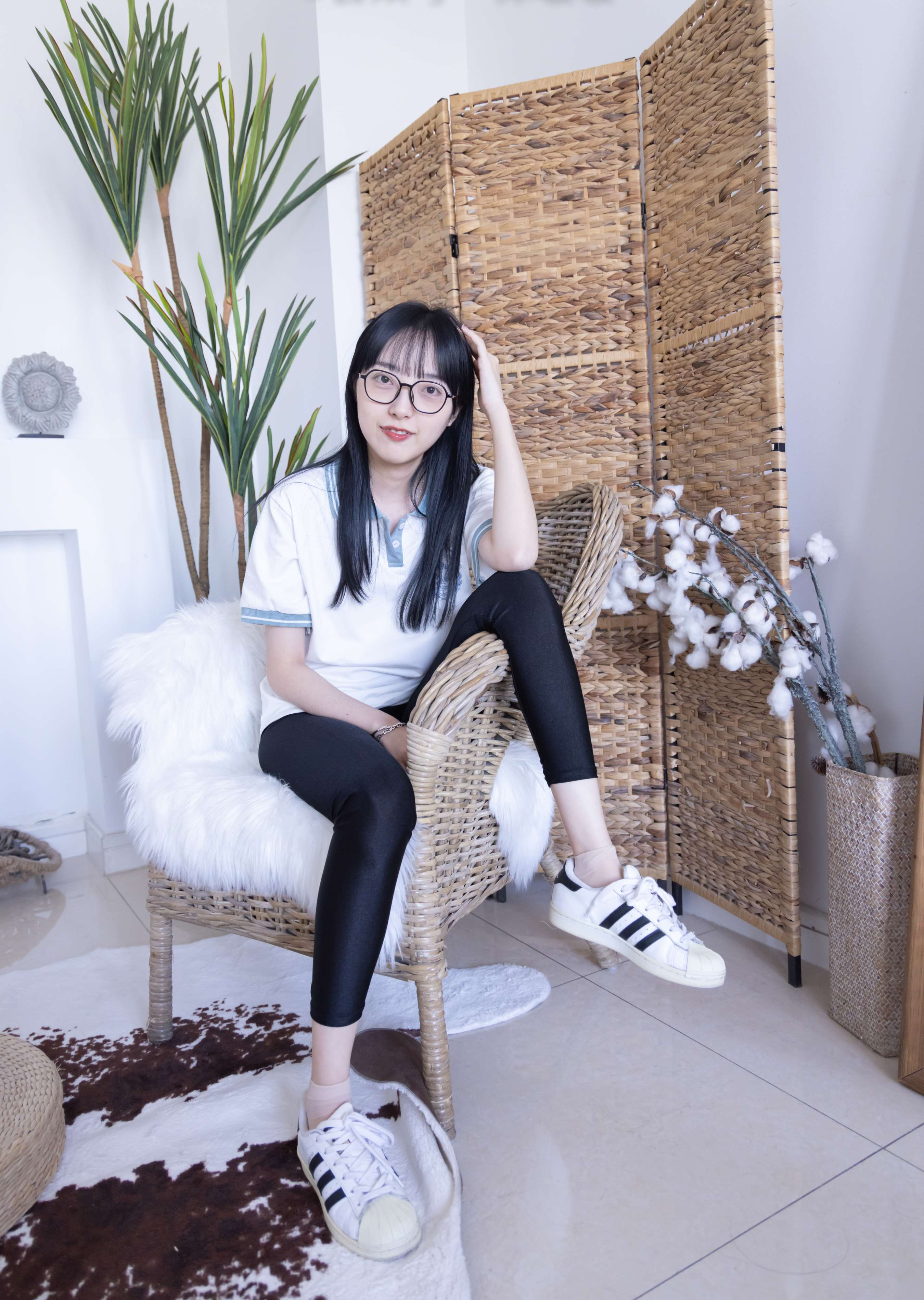 《师妹稚予匡威帆布鞋の短肉丝》作品图