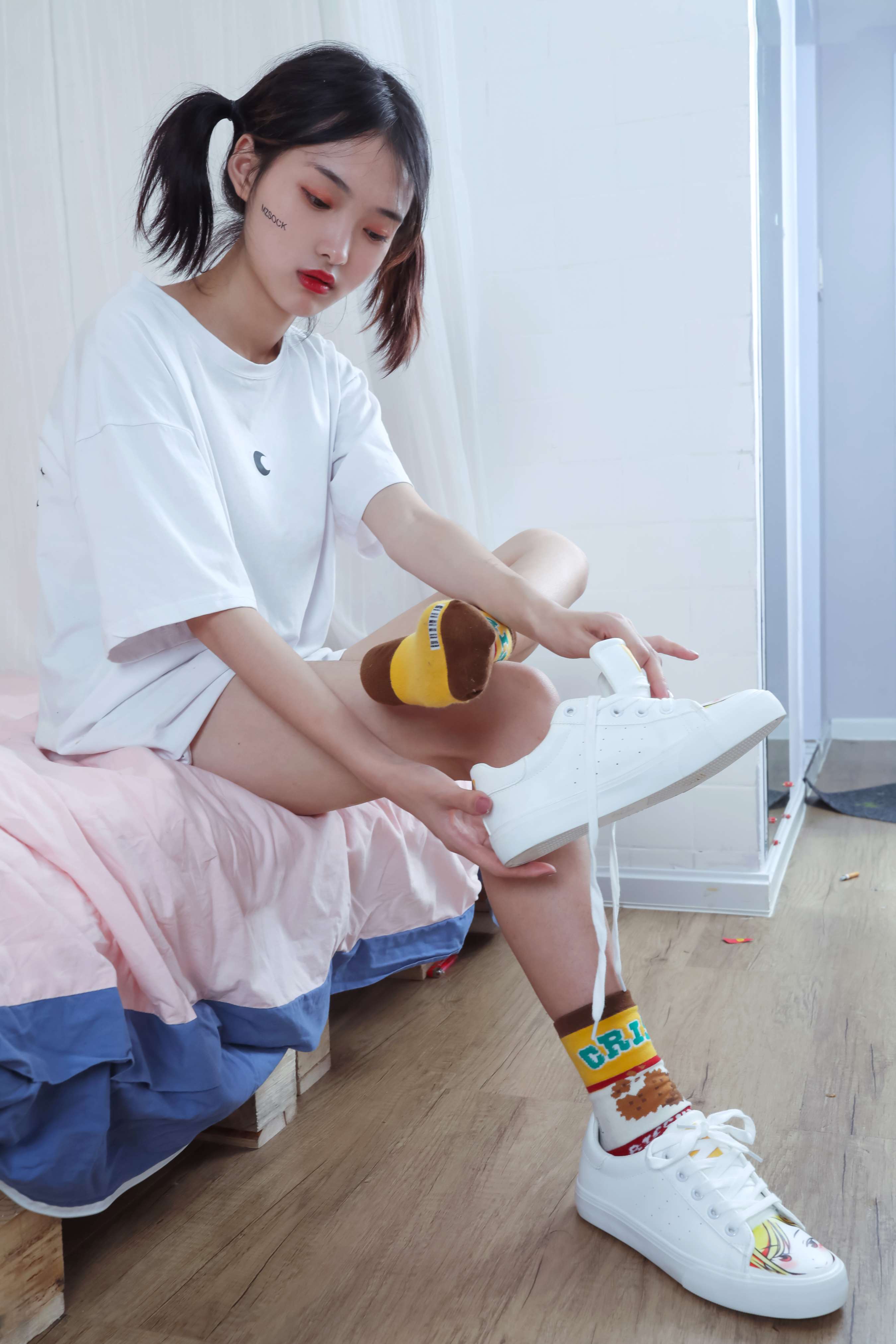 《茜茜黄棉袜の裸足》作品图