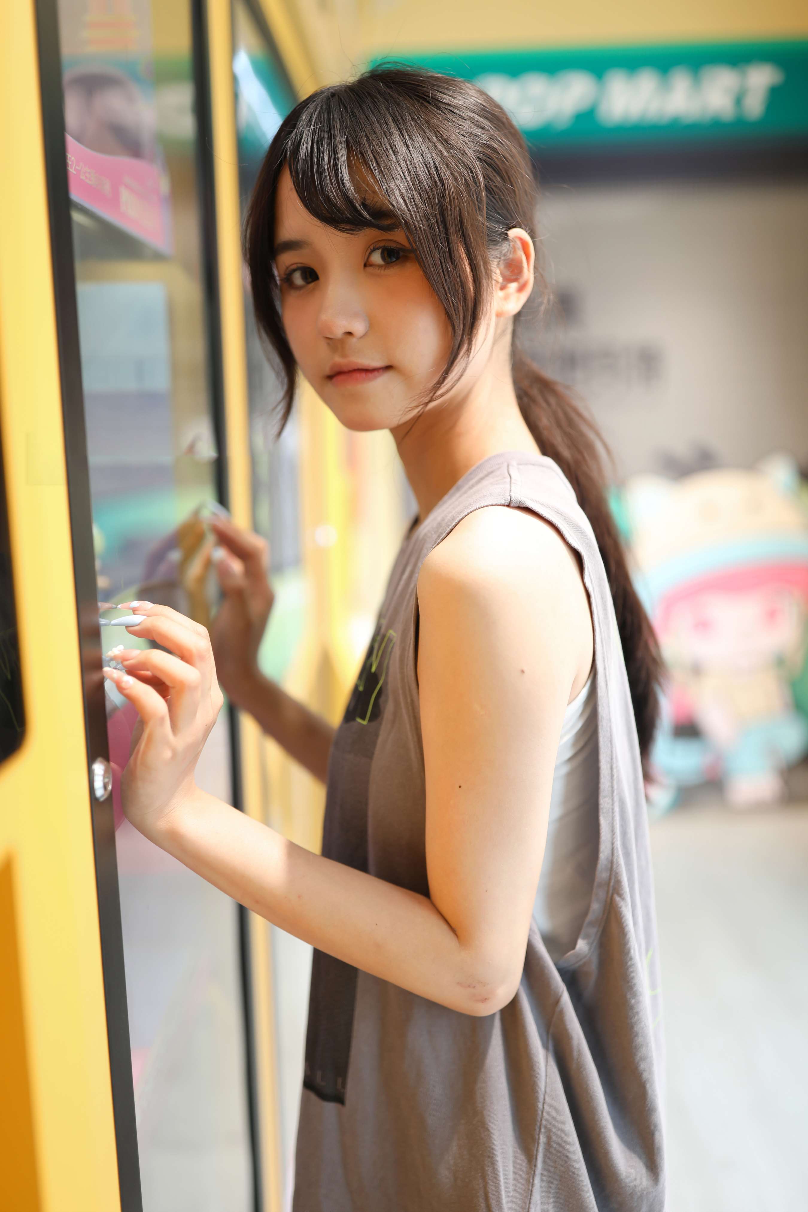 《莹莹运动鞋の白棉袜脚》作品图