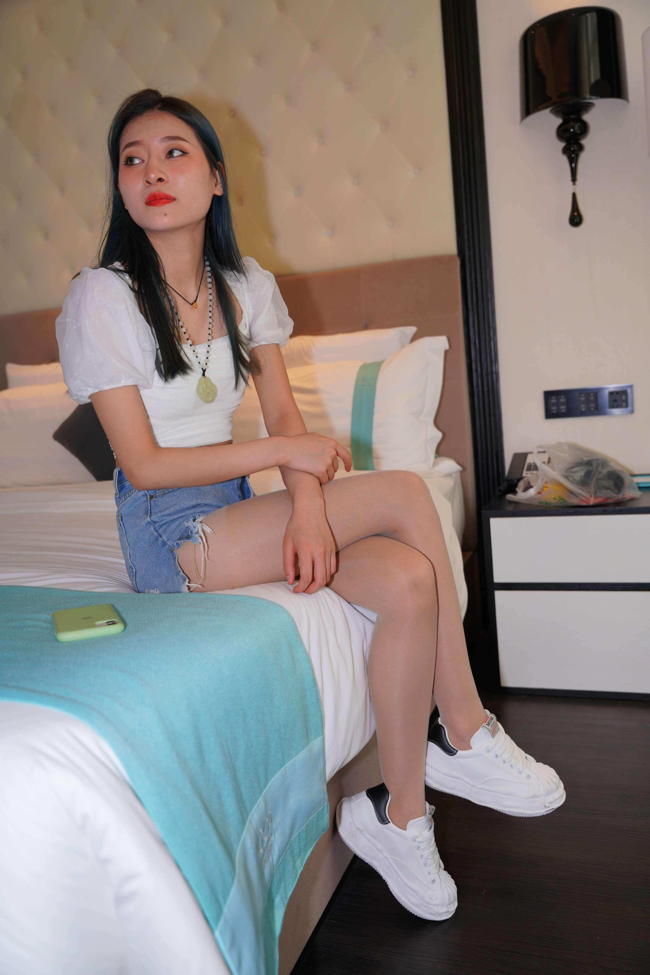 《小姑娘肉丝紧身牛仔热裤》作品图