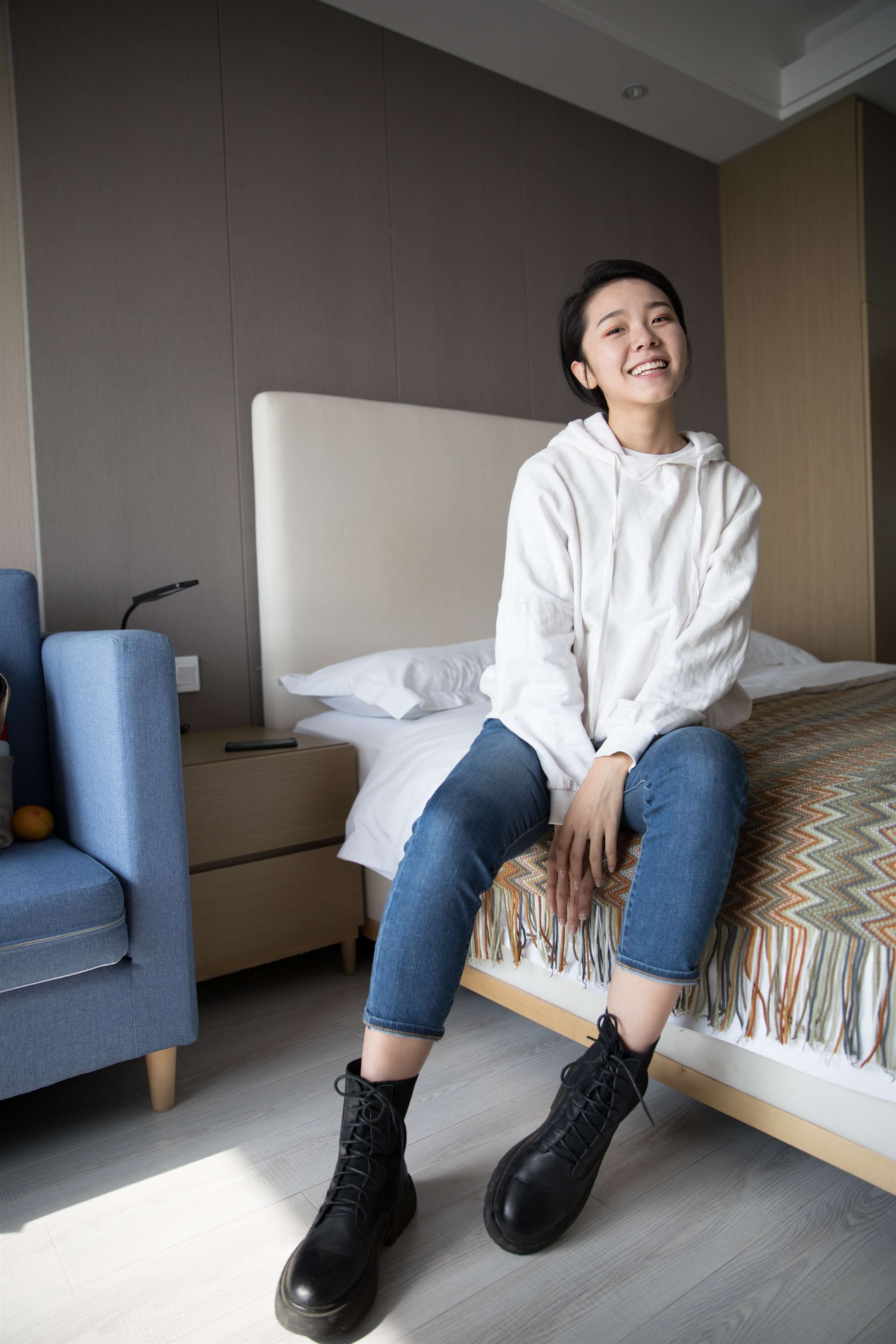 《爱笑少女的短靴の棉袜脚+视频1个》作品图