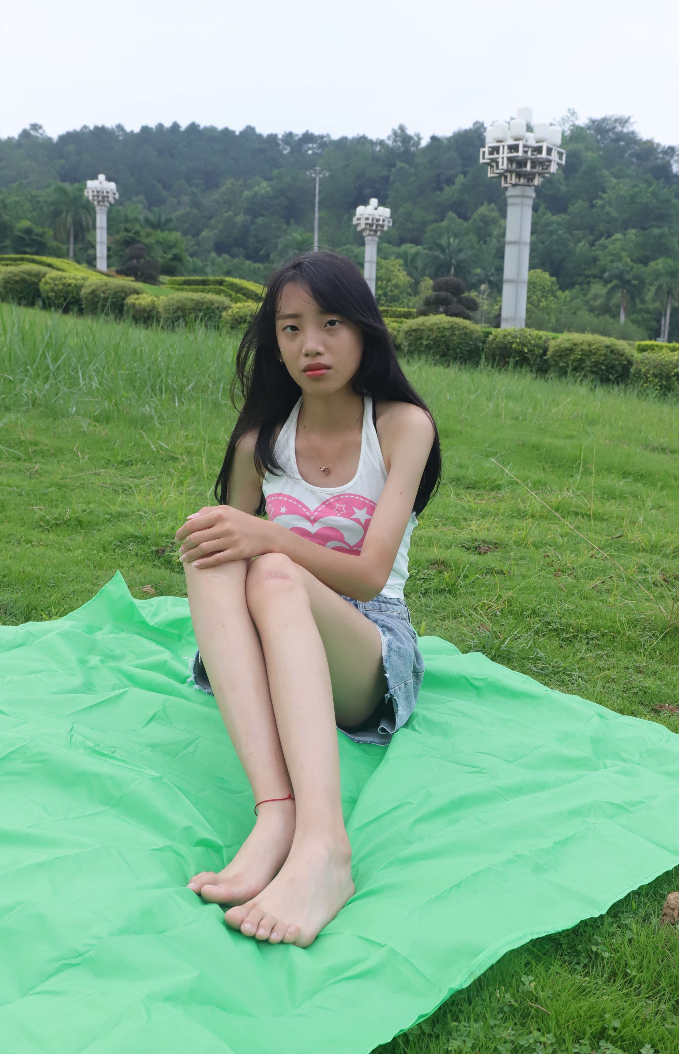 《小静穿小背心拍的脚丫》作品图