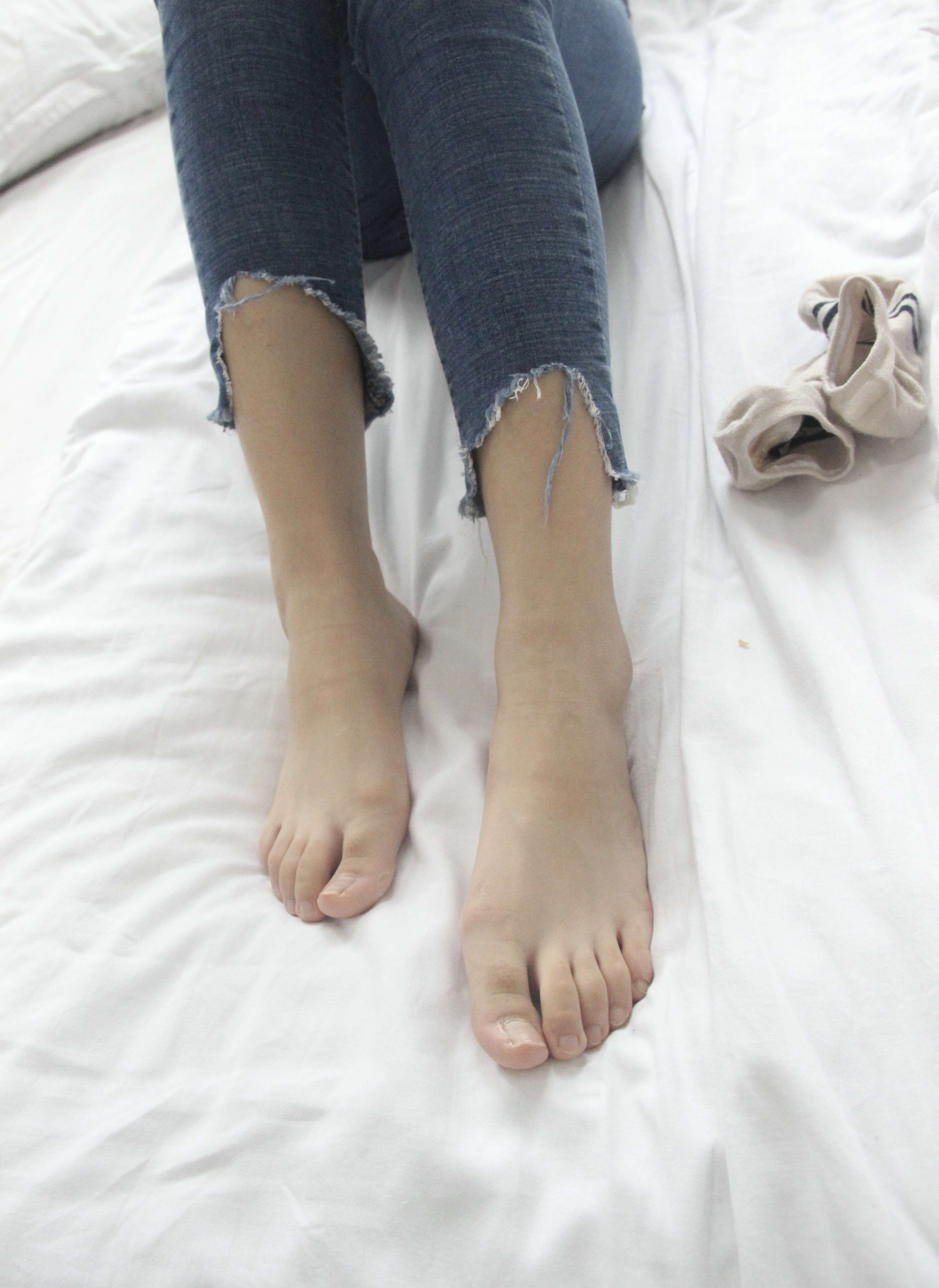 《九分牛仔の帆布鞋棉袜脚》作品图