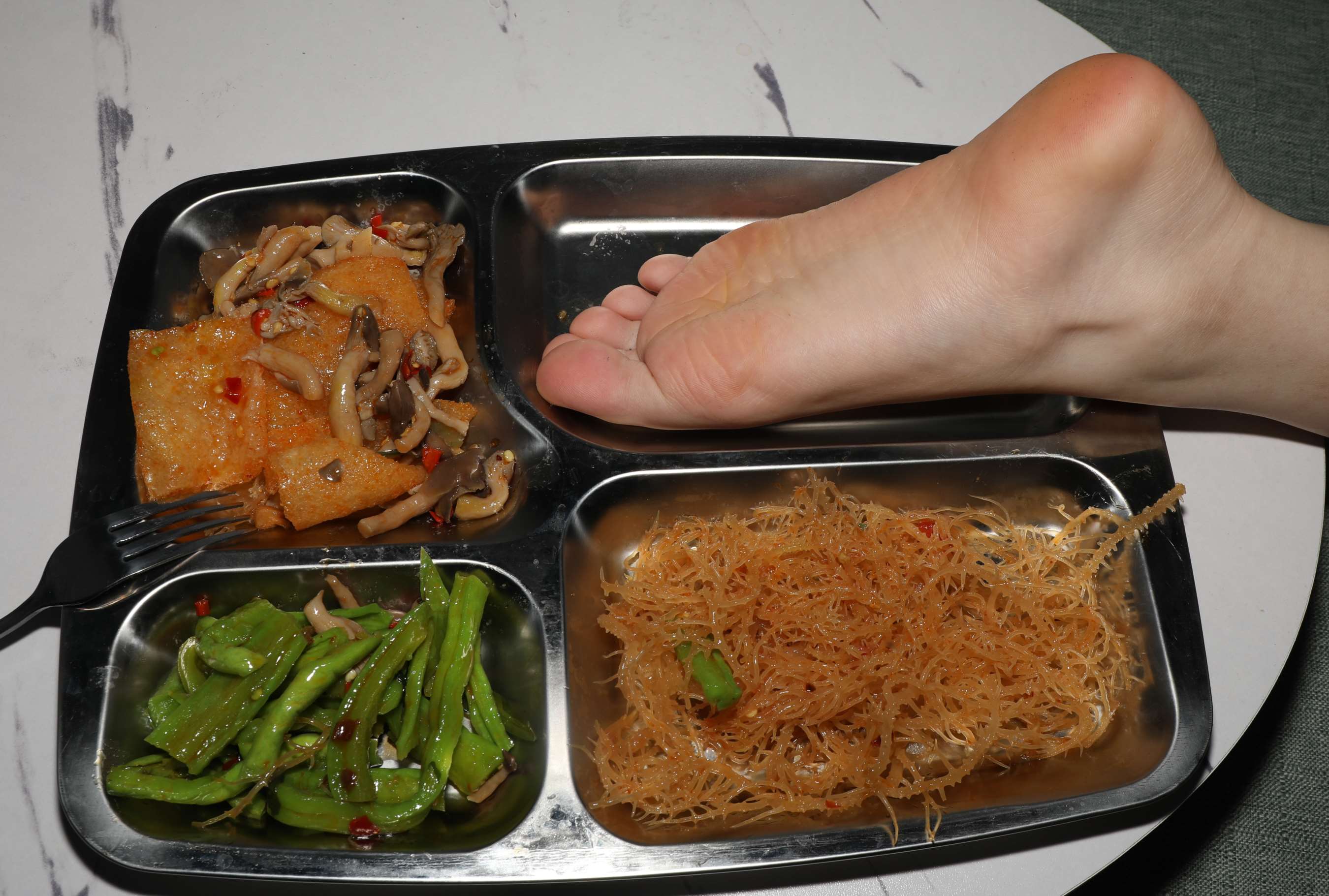 《学妹琪琪把脚洗干净了烤给大家吃》作品图