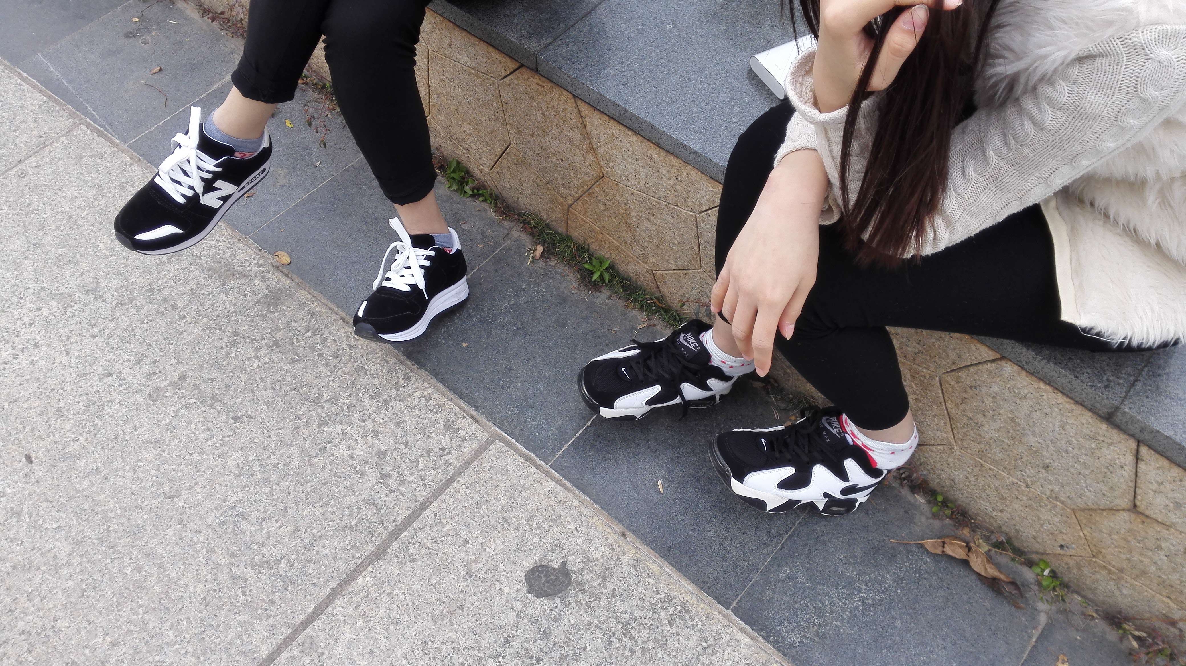 《俩小学妹棉袜互jio【套图+视频】》作品图