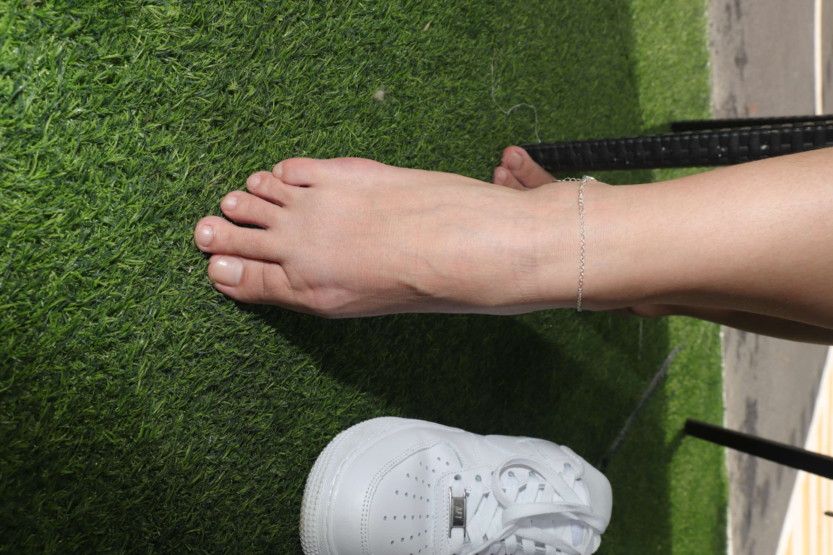 《可爱少女小萍秀脚丫》作品图