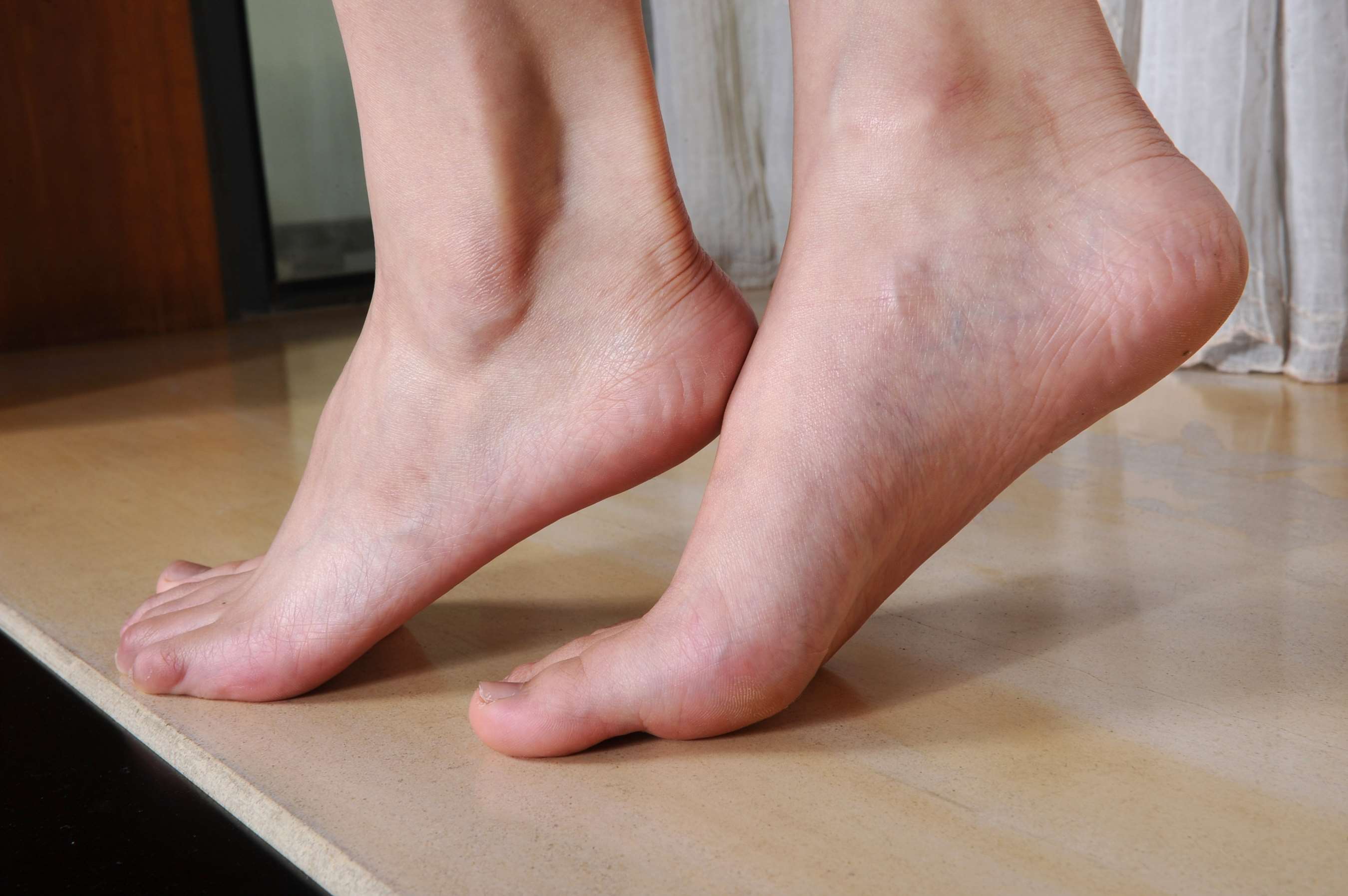 《窗台上的赤足学姐》作品图