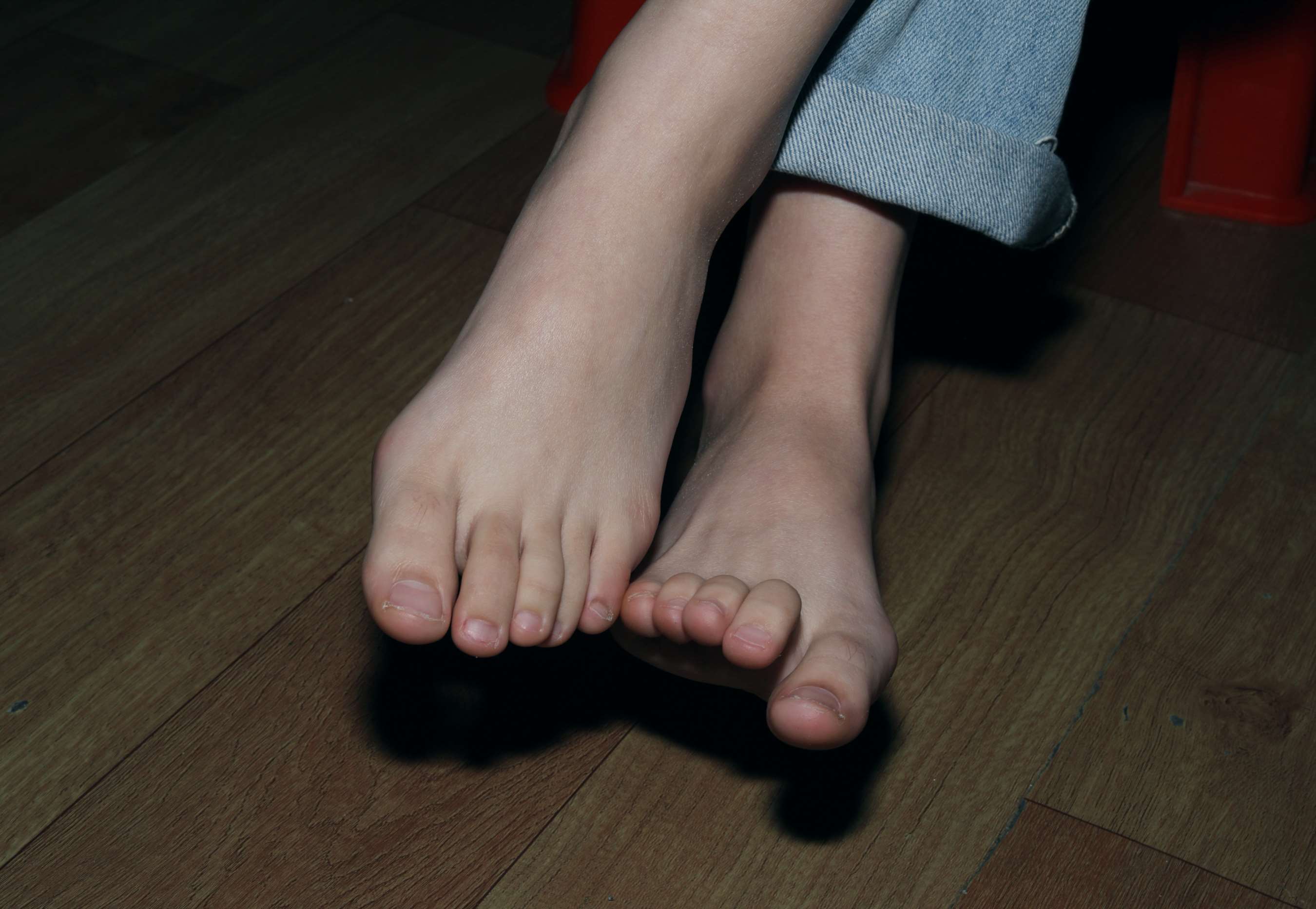 《师妹莹莹展示37码嫩白脚丫》作品图