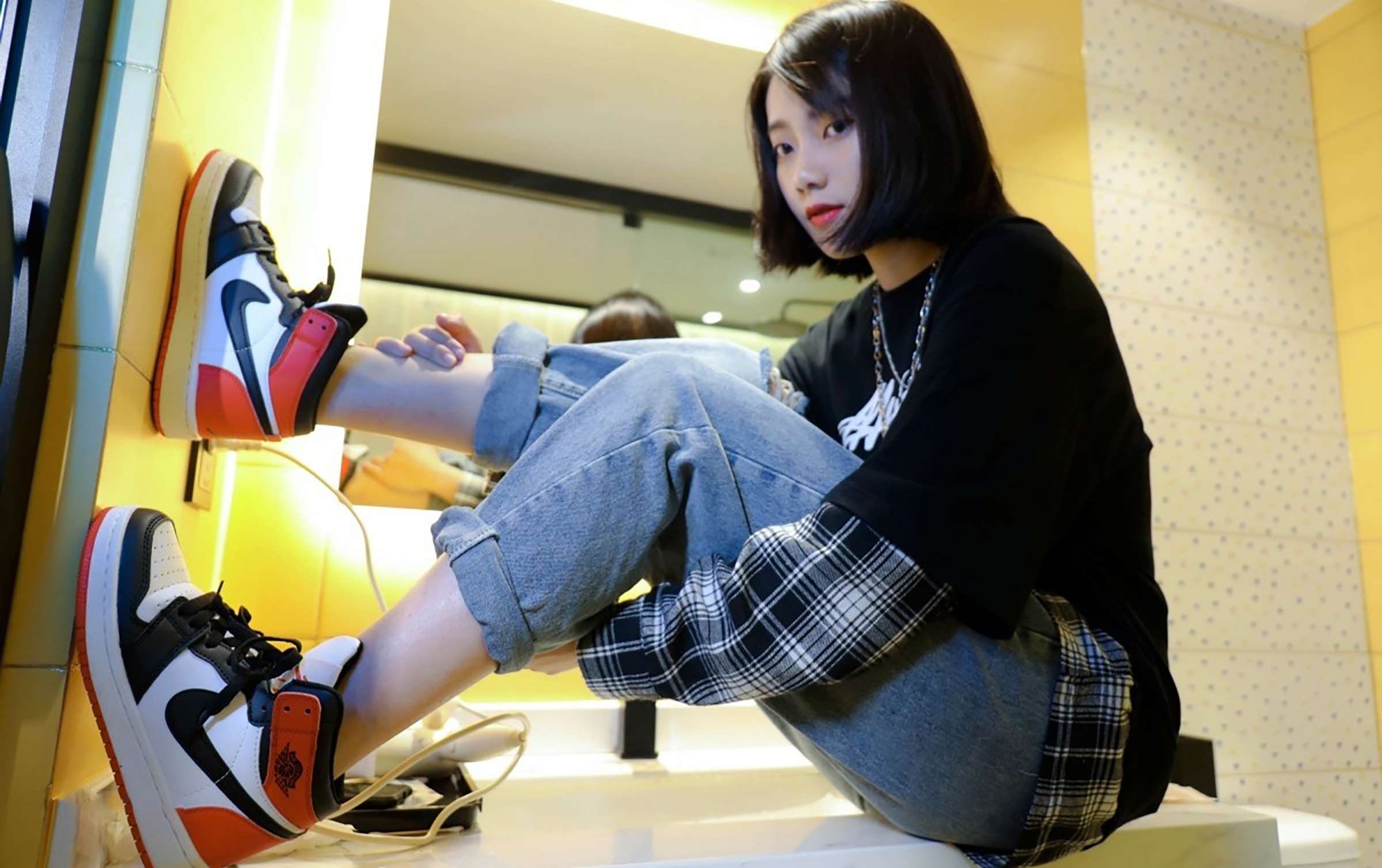 《洗刷台上学姐展棉袜》作品图