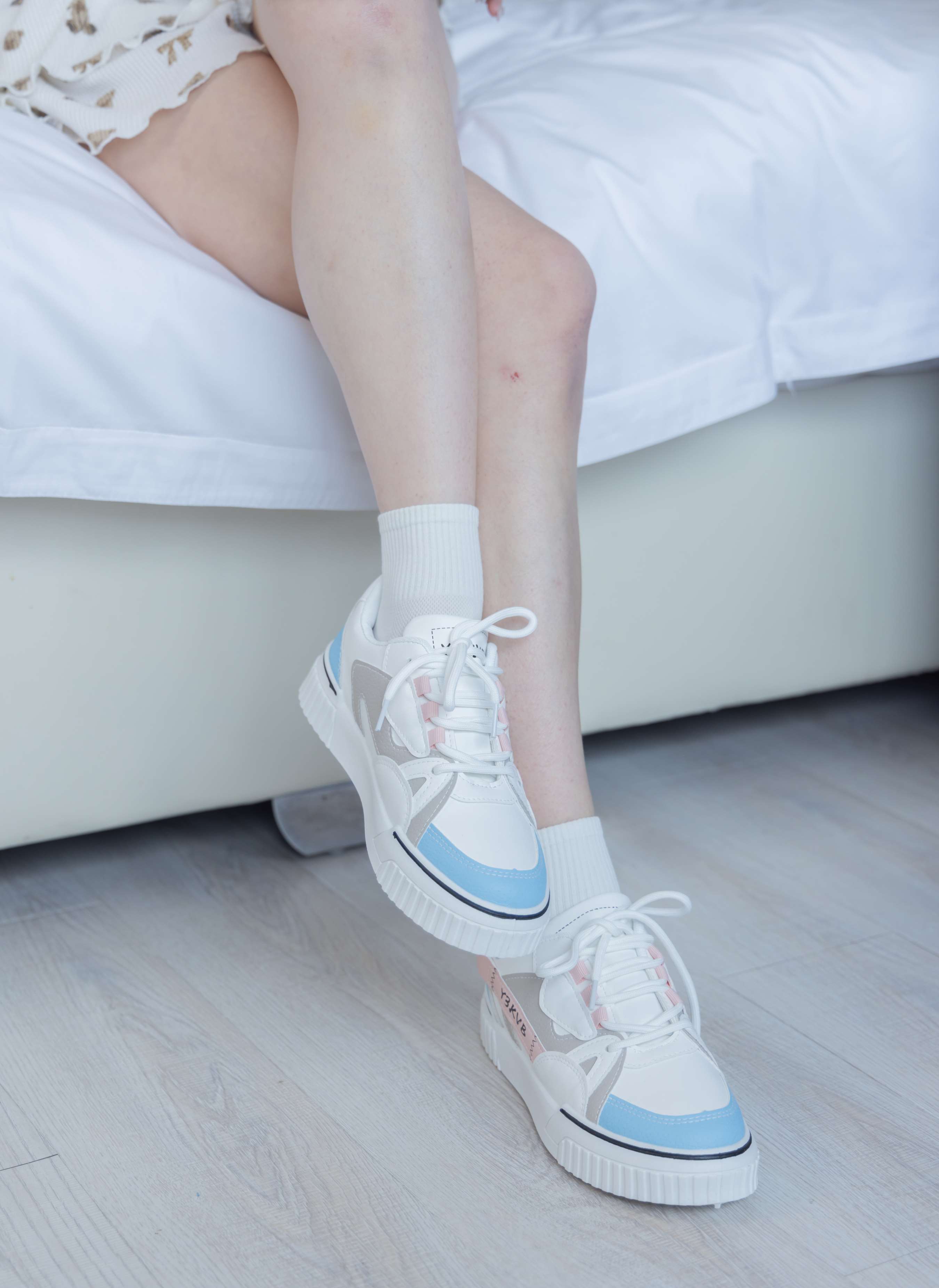 《苏苏小姐姐板鞋の白棉袜脚》作品图