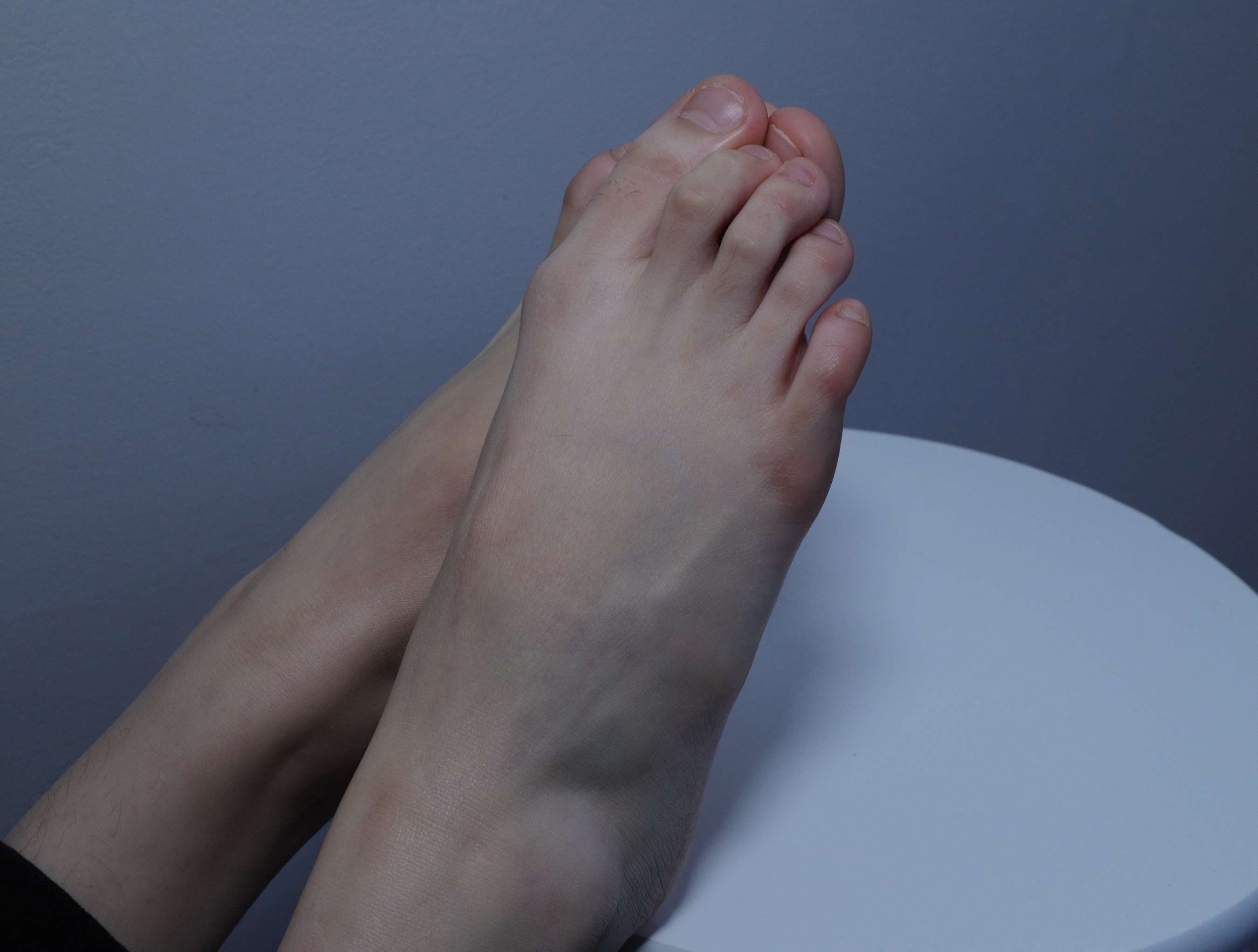 《珊珊师妹展示雪白脚丫》作品图