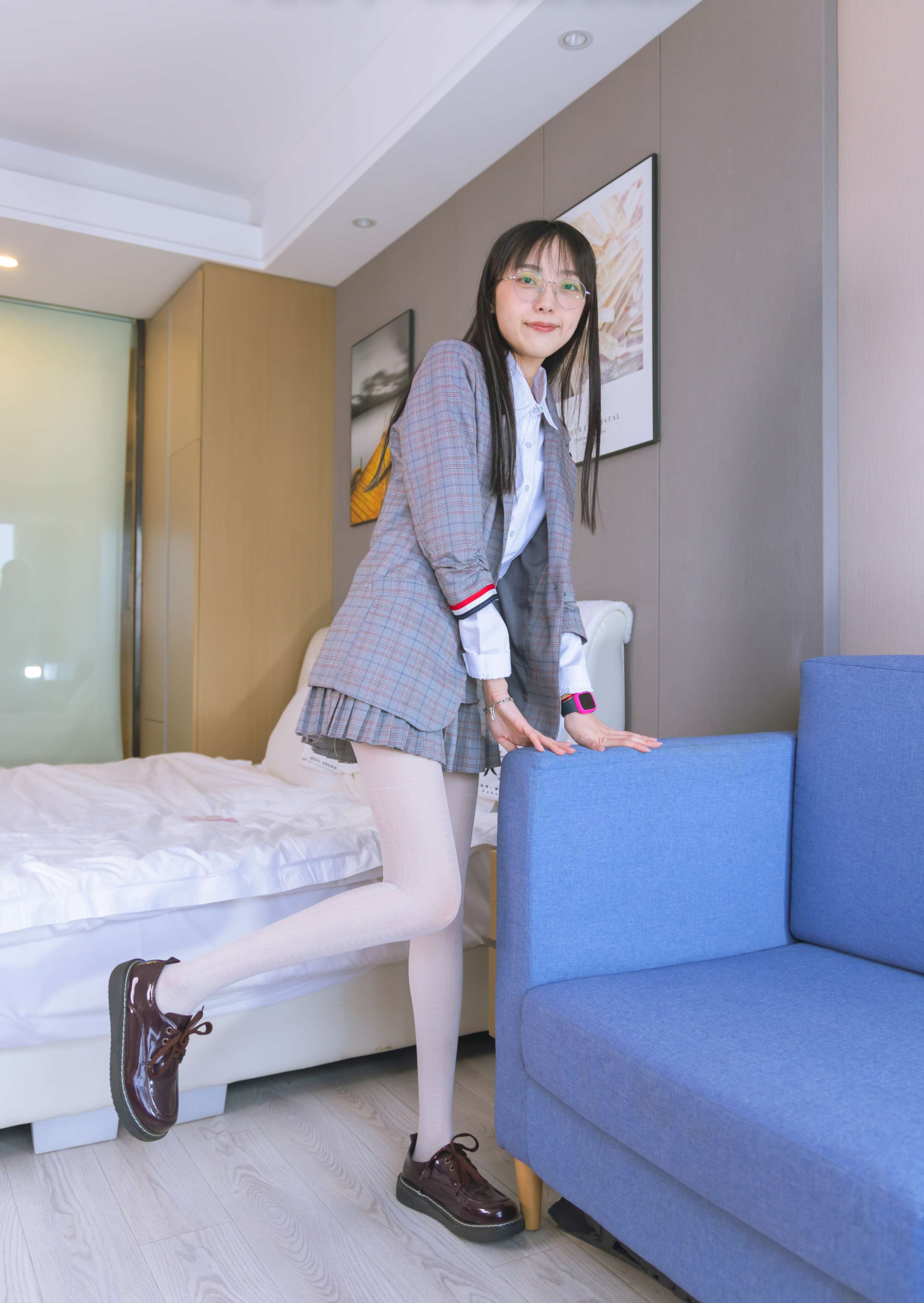 《稚予-皮鞋、白色蕾丝丝袜、ol风》作品图