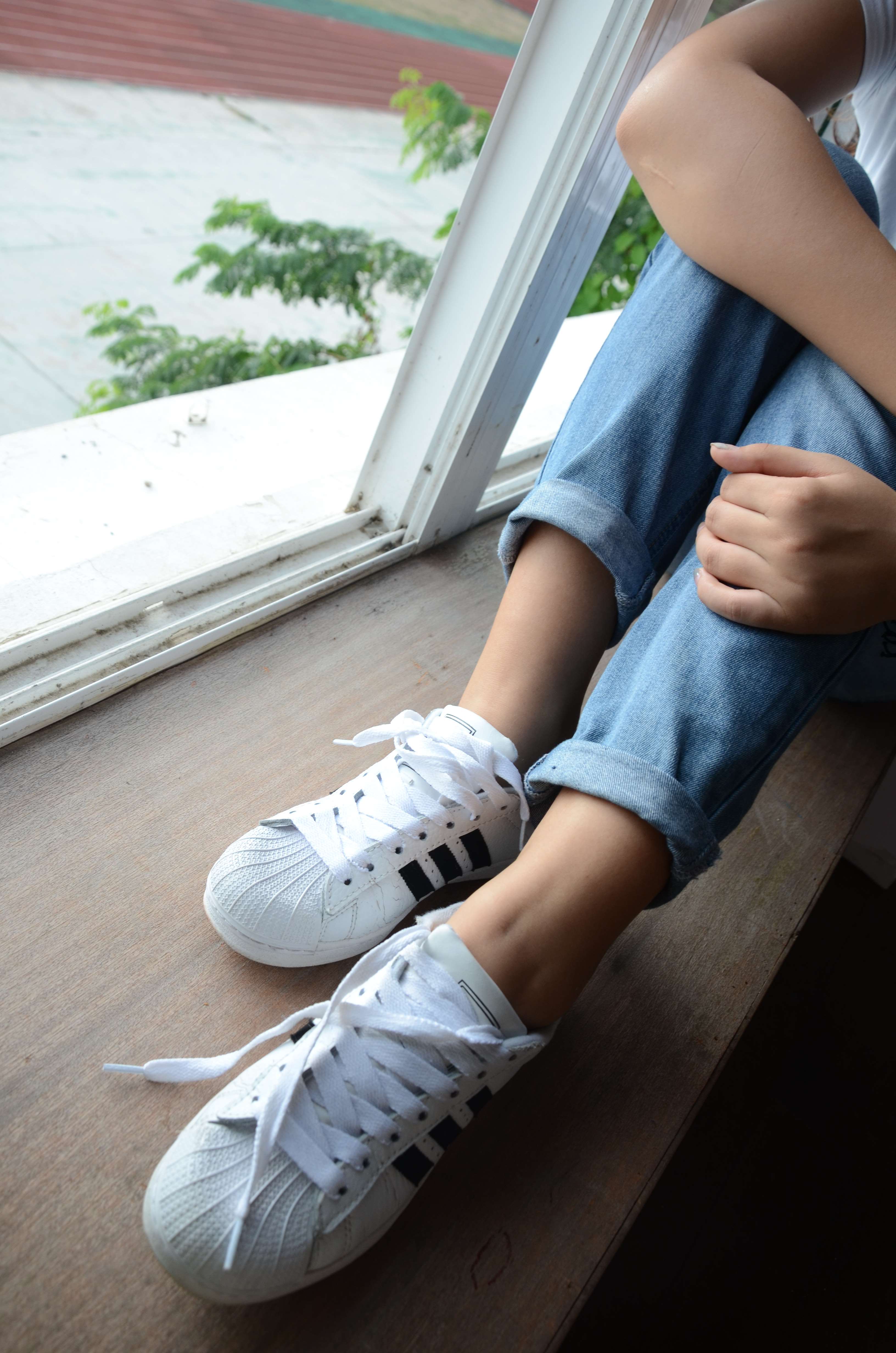 《阳台上牛仔の白船袜脚》作品图