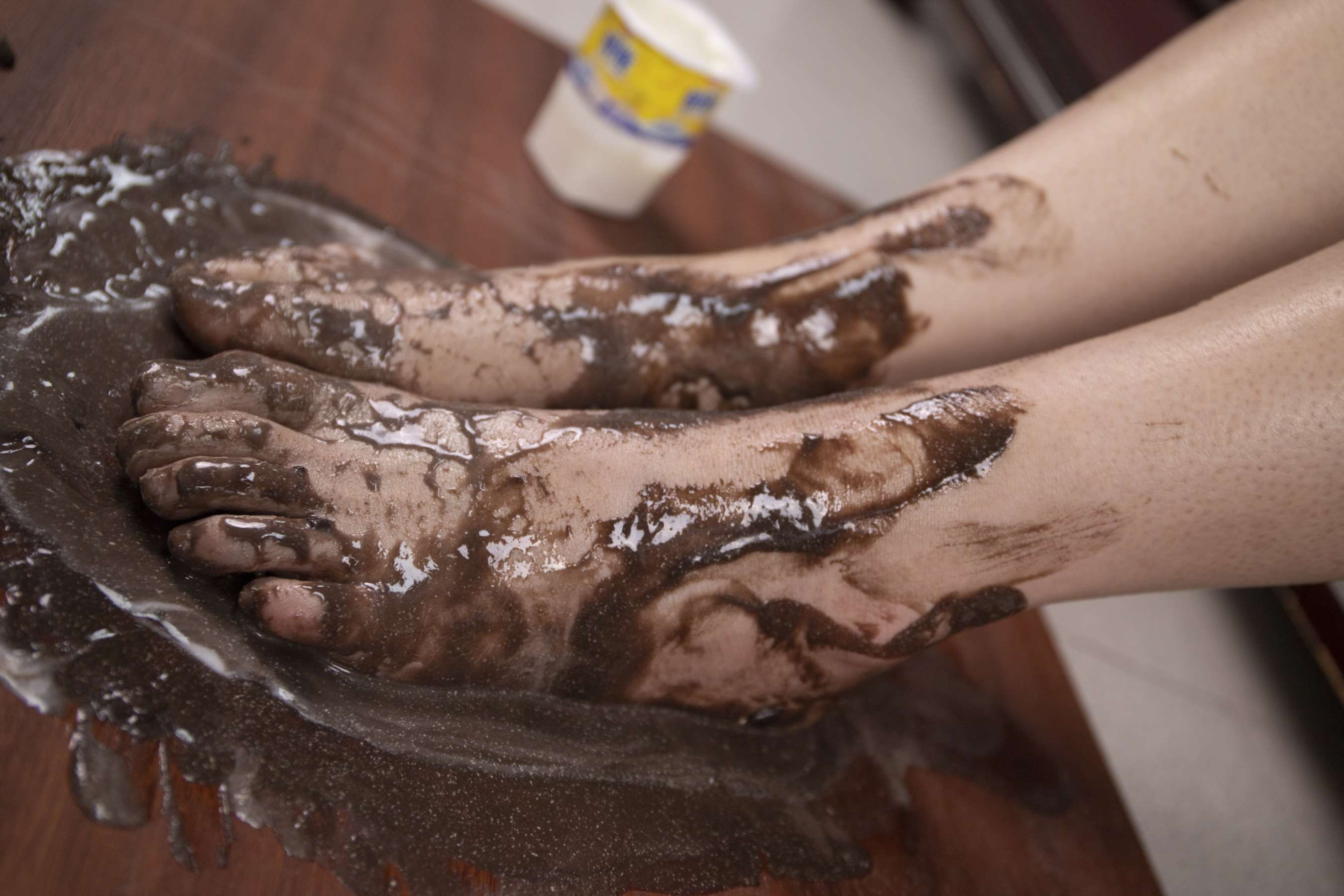 《小精灵莉莉脚丫踩酸奶和奥利奥【套图+4K视频】》作品图