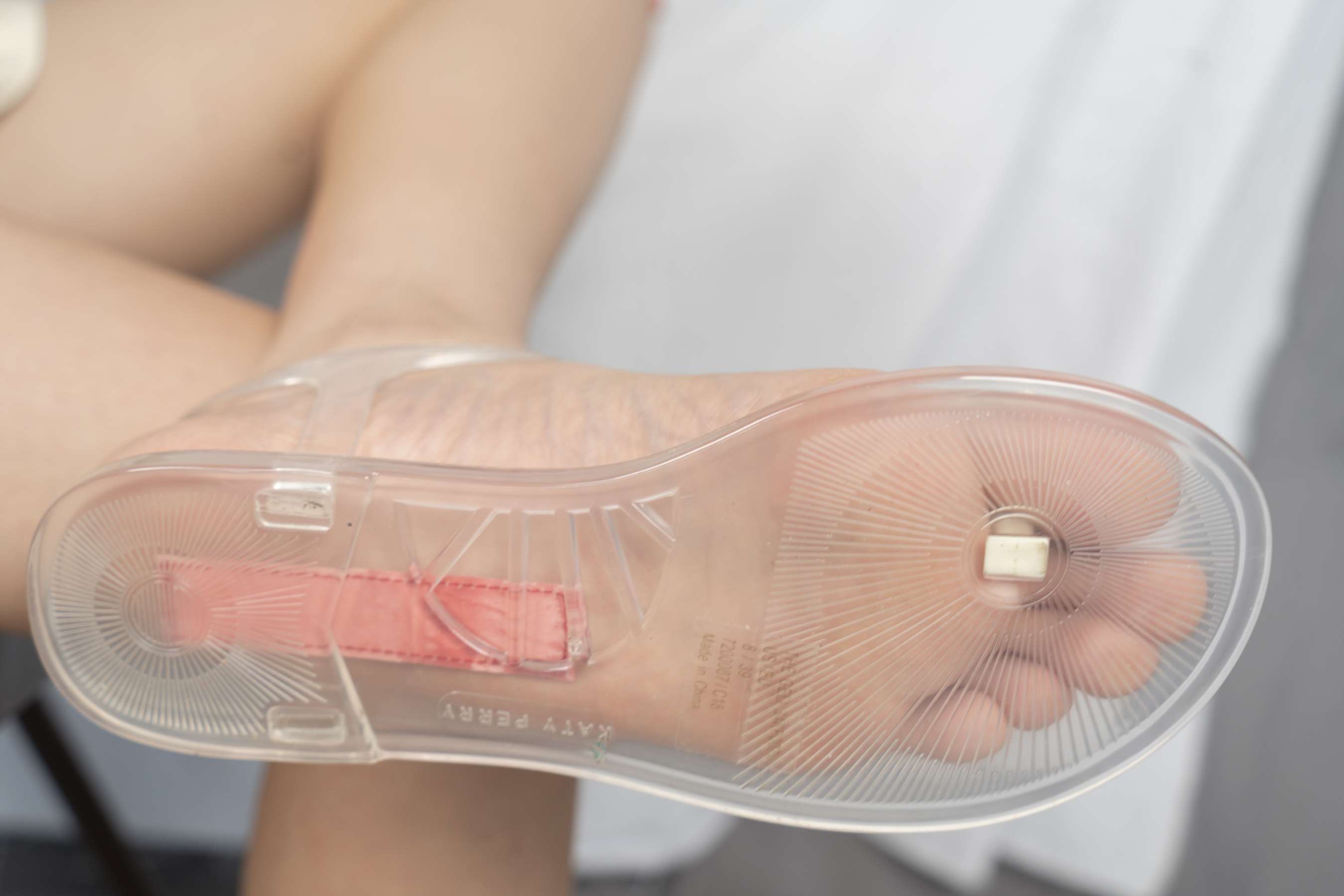 《美妮40码大脚穿上各种水晶鞋展示，非常性感！(下)》作品图