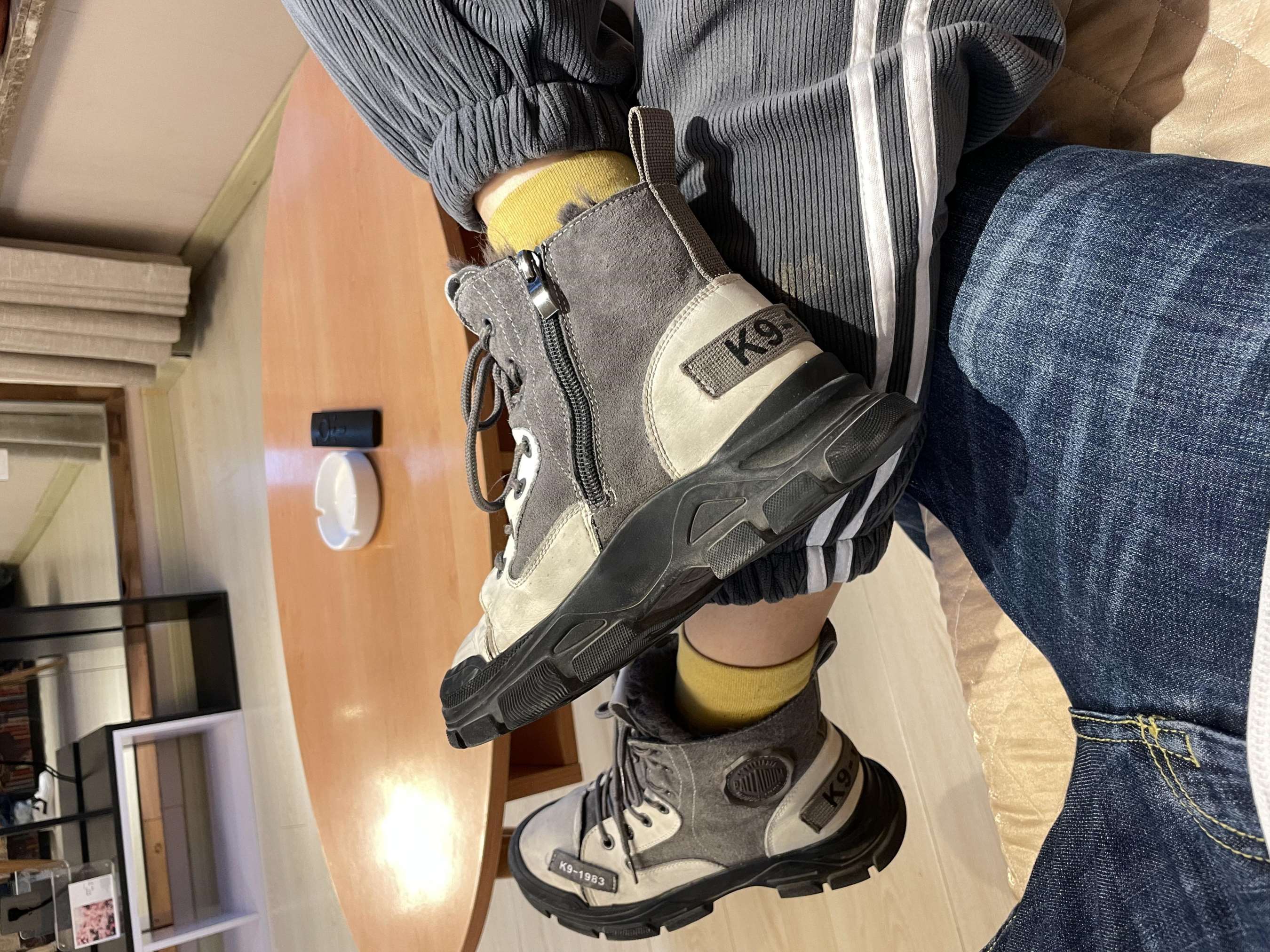 《可爱圆脸妹妹小黄袜の裸足脚丫》作品图