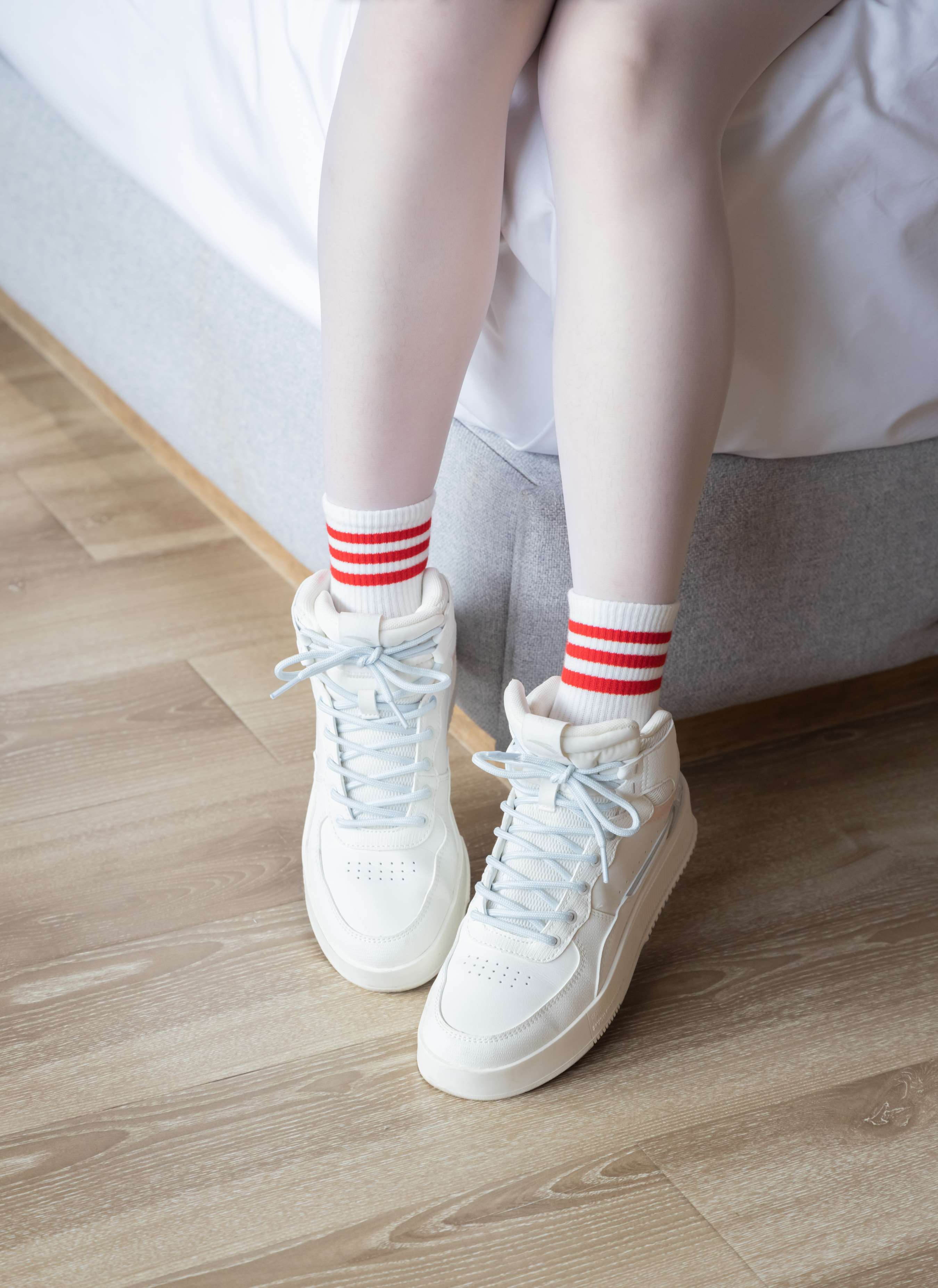 《熊熊-板鞋の棉套白丝脚》作品图