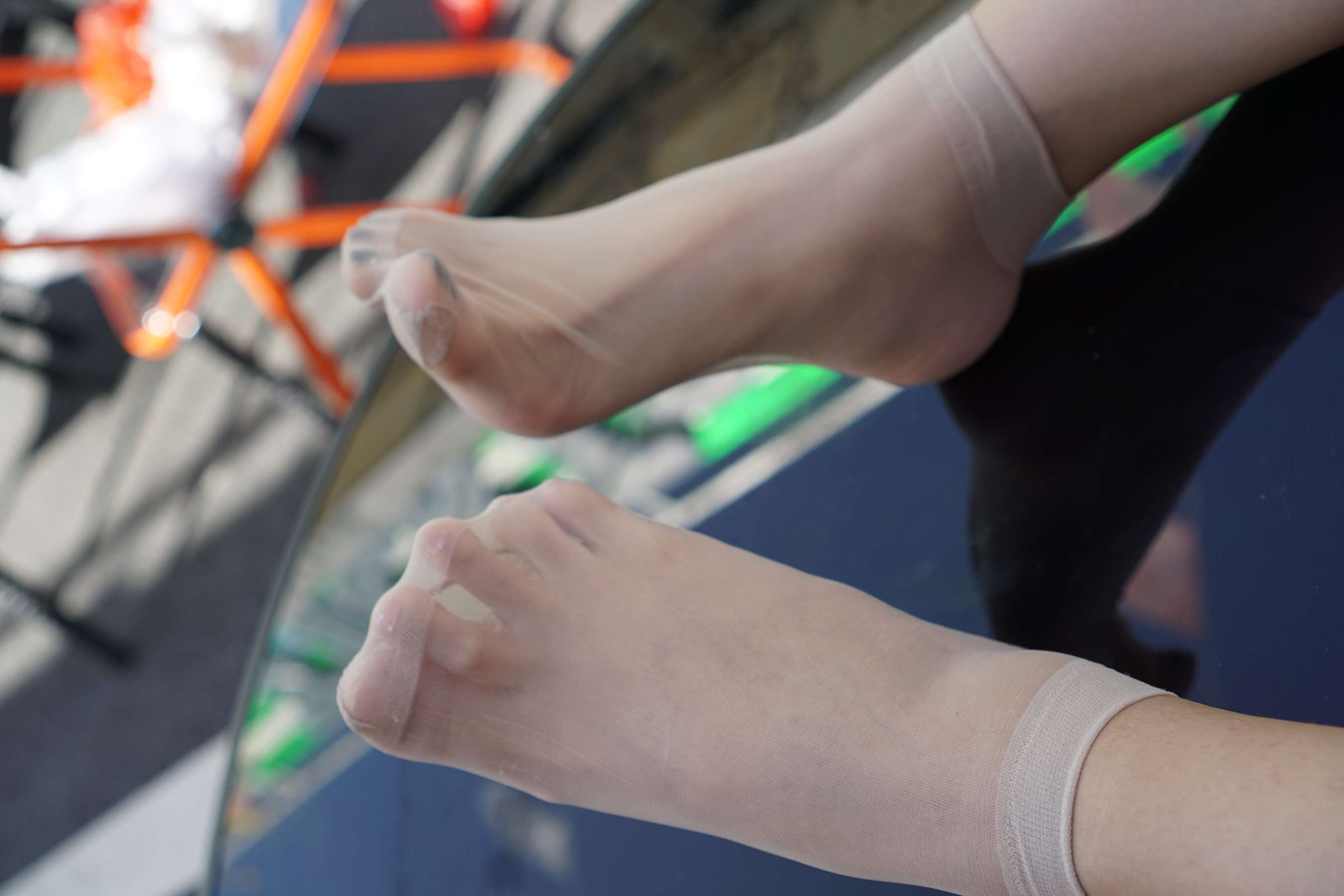 《蓉蓉与小罗单脚穿丝袜》作品图