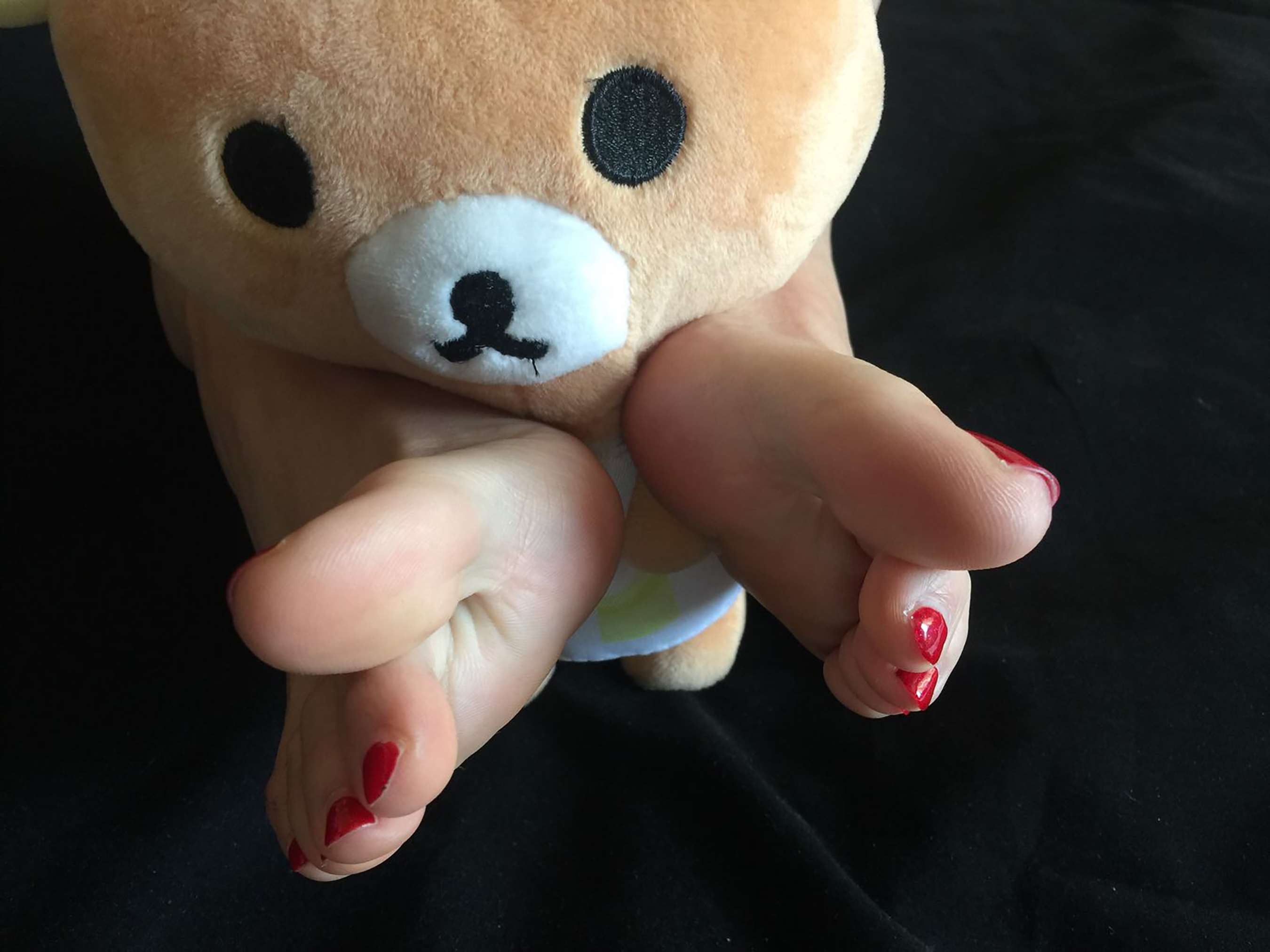 《小姐姐嫩足玩熊仔》作品图