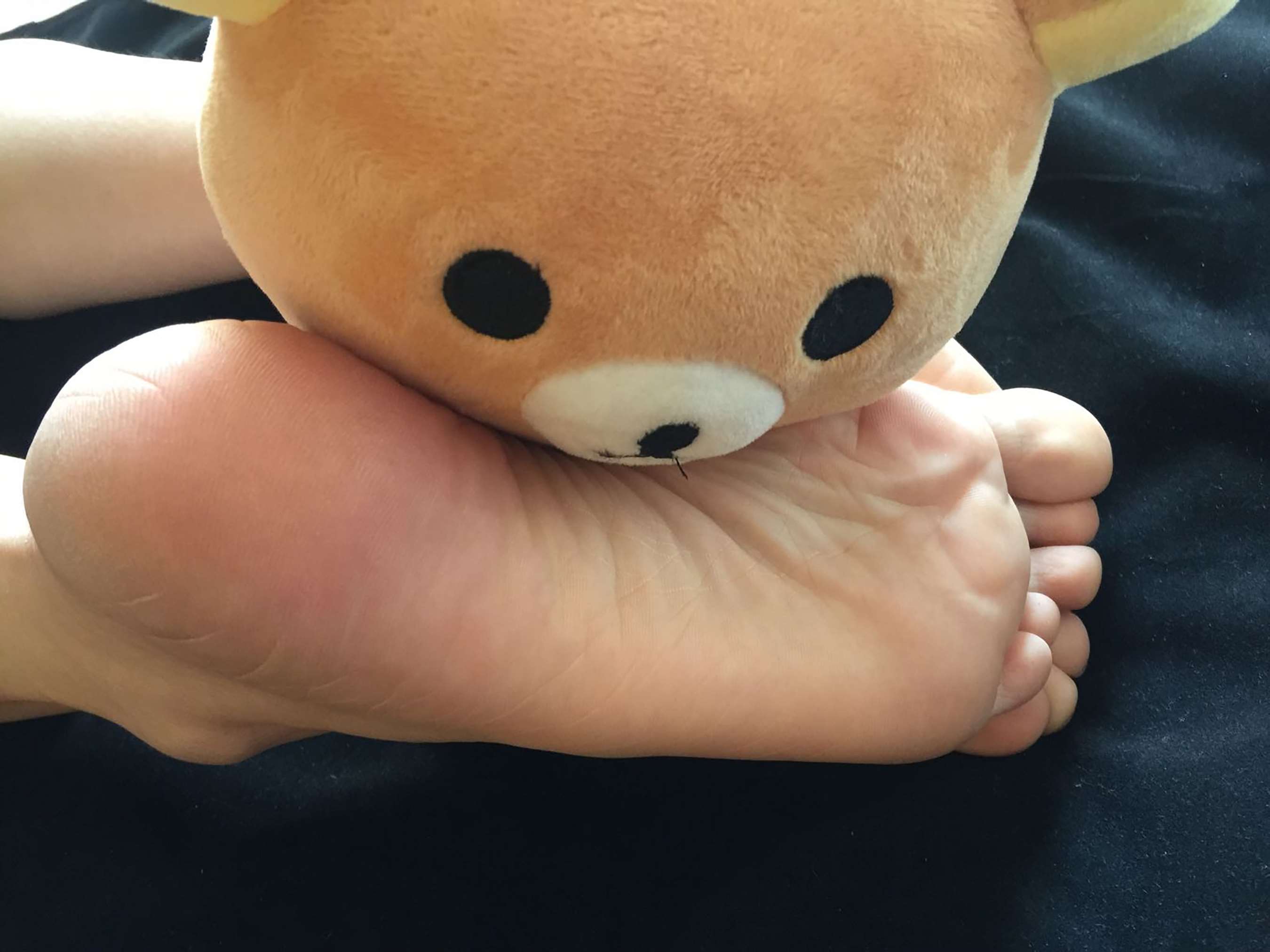 《小姐姐嫩足玩熊仔》作品图