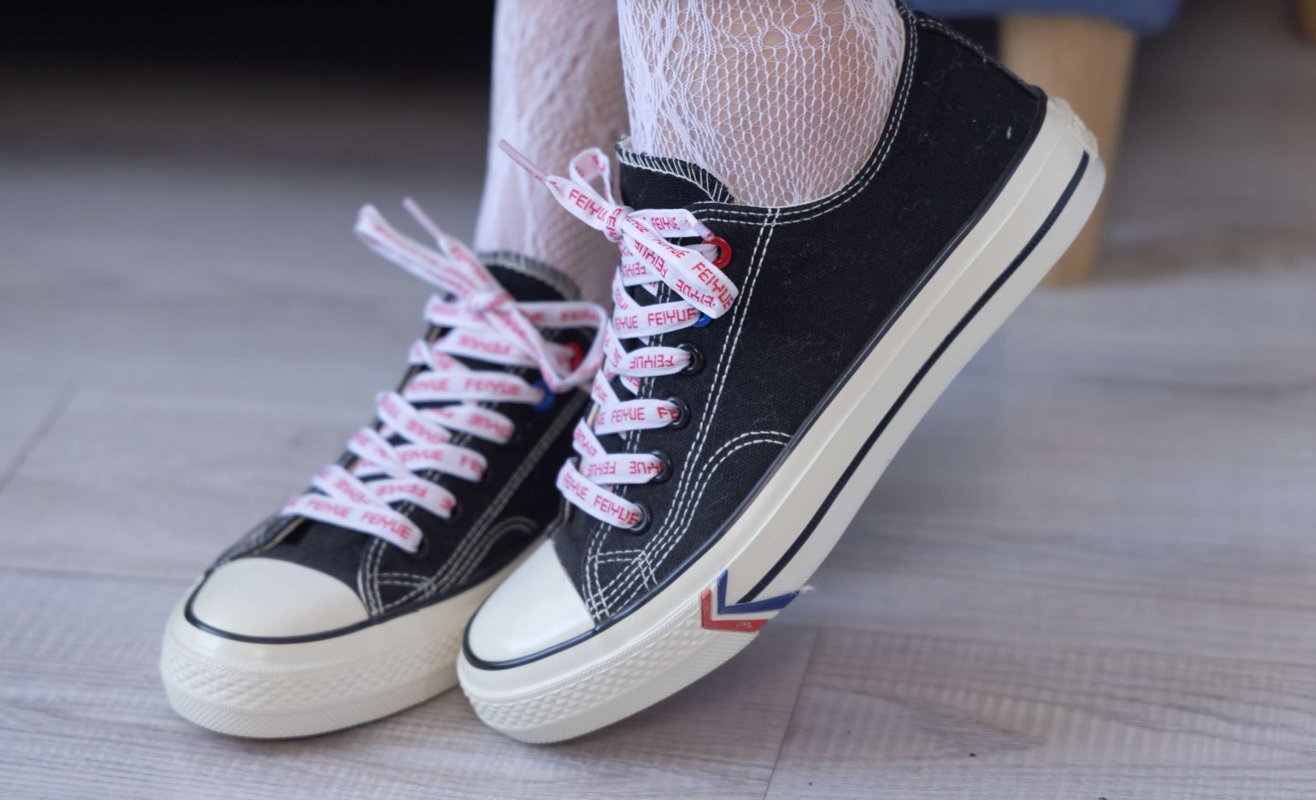 《小甜豆-板鞋、白色蕾丝袜、可拆卸牛仔裤、裤里丝》作品图