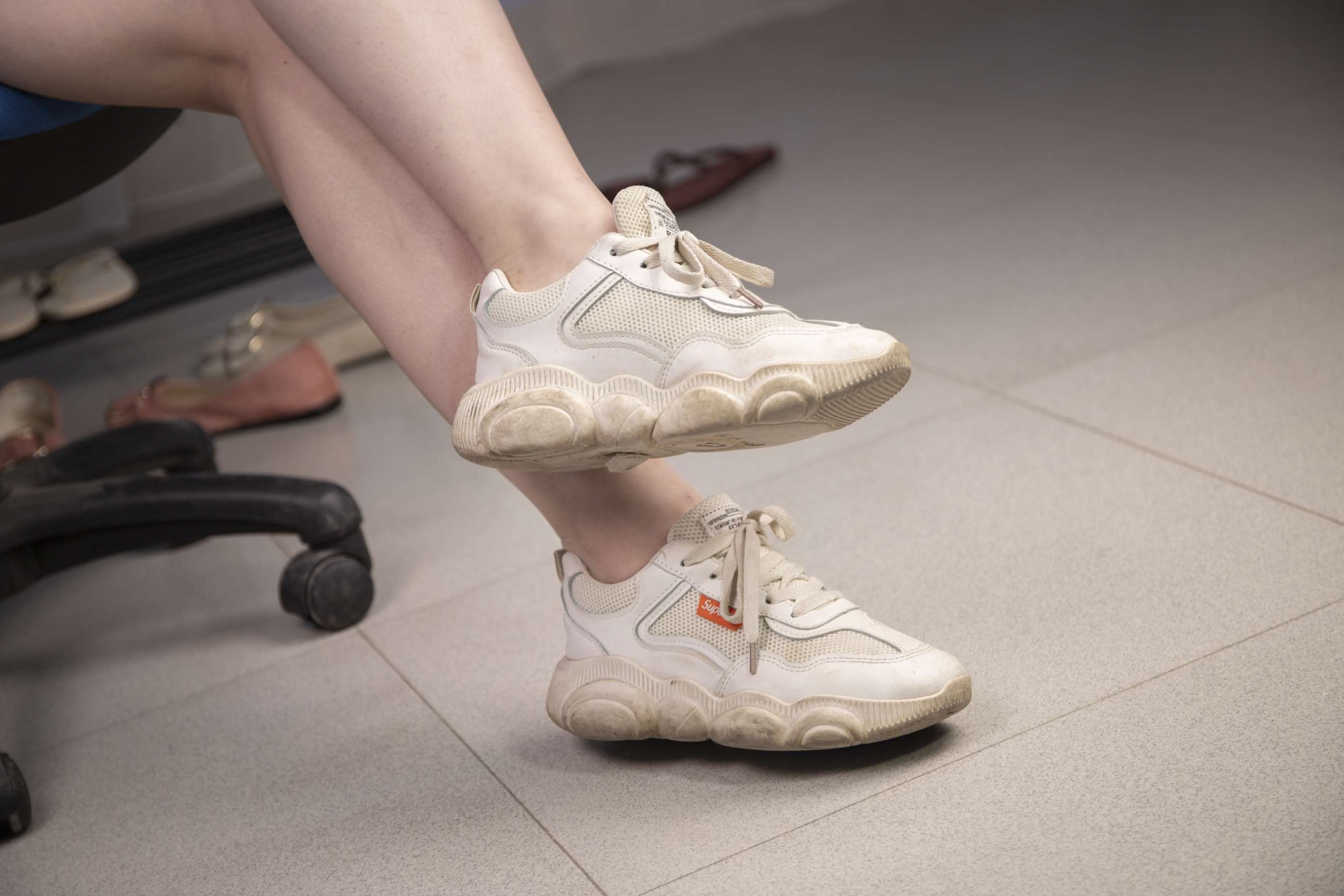 《护士嘉嘉脱掉运动鞋棉袜秀原味脚丫》作品图