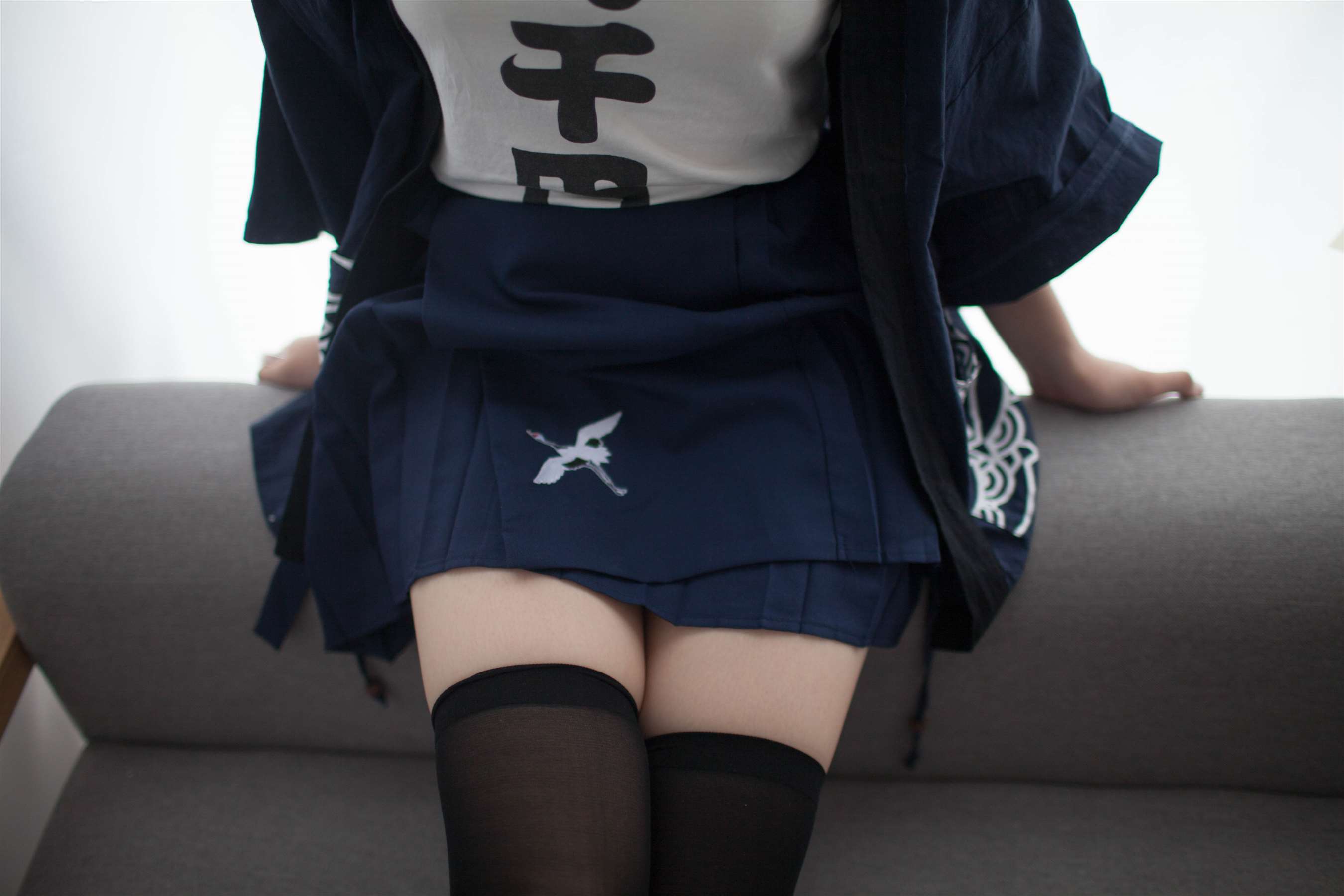 《沙发上的黑丝脚》作品图