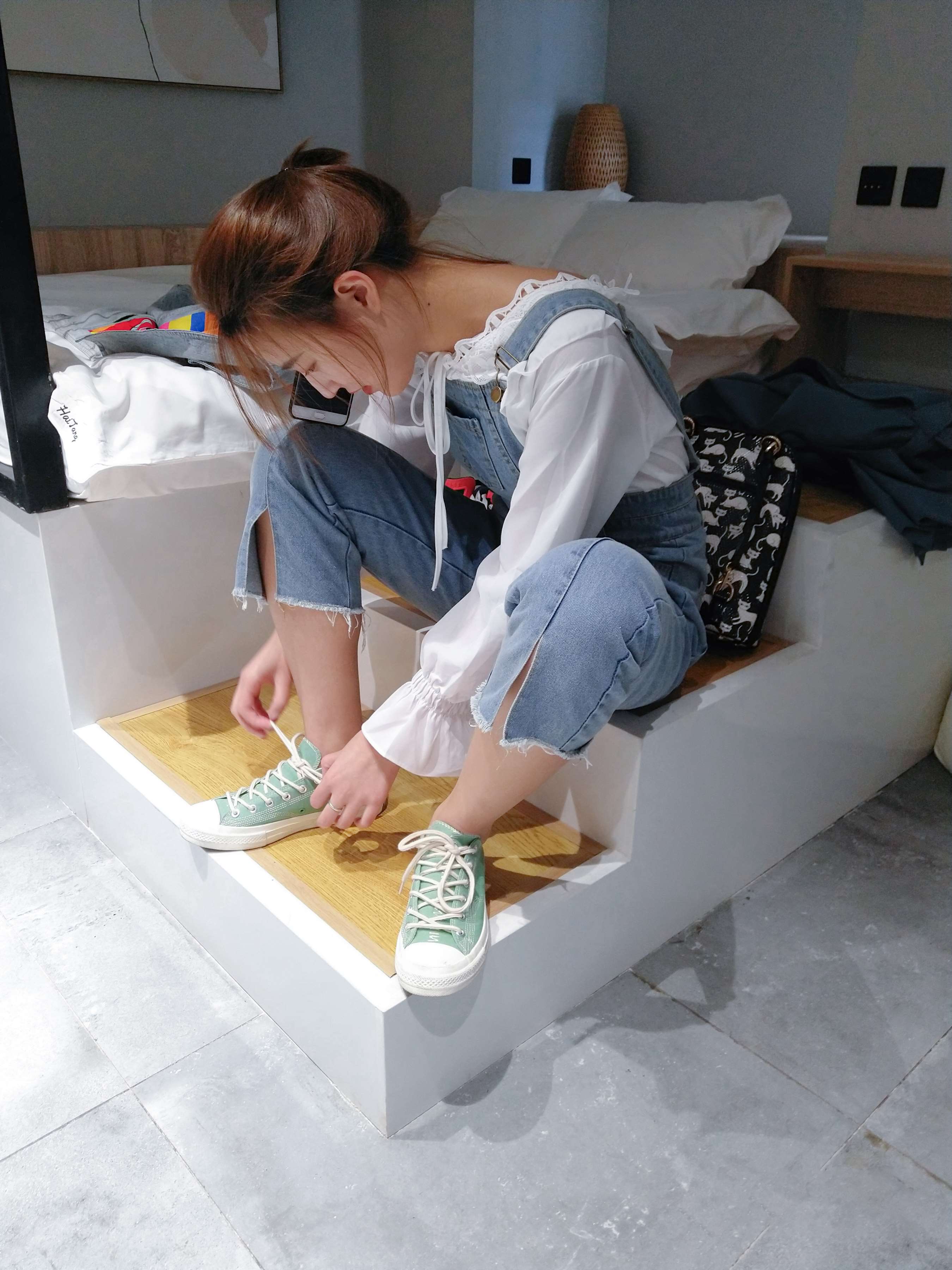 《牛仔背带裤の赤足学姐》作品图