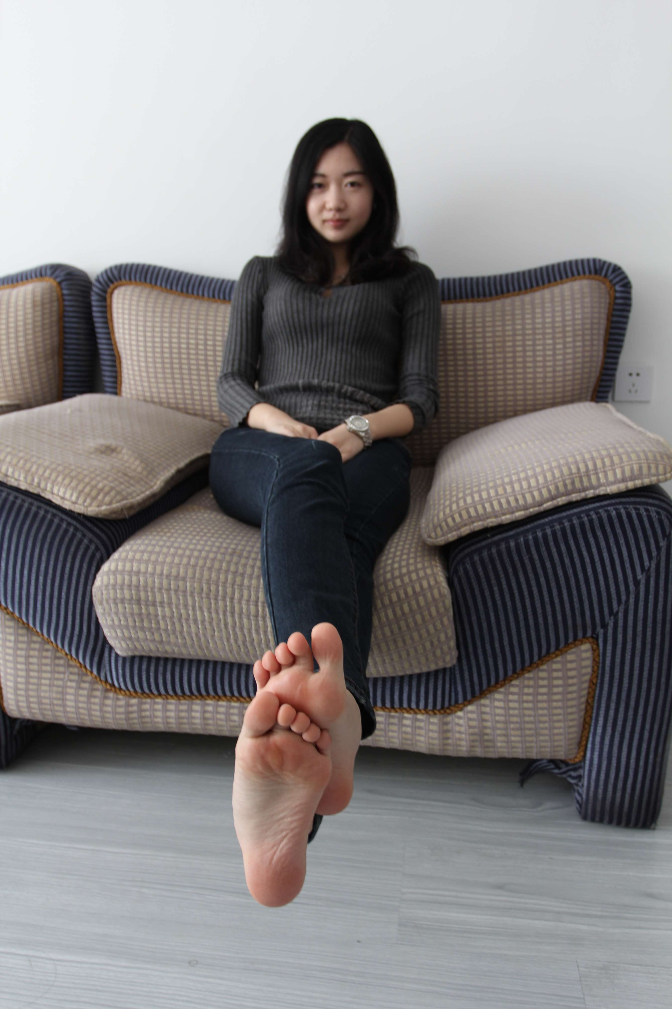 《学妹放假在家展脚丫》作品图