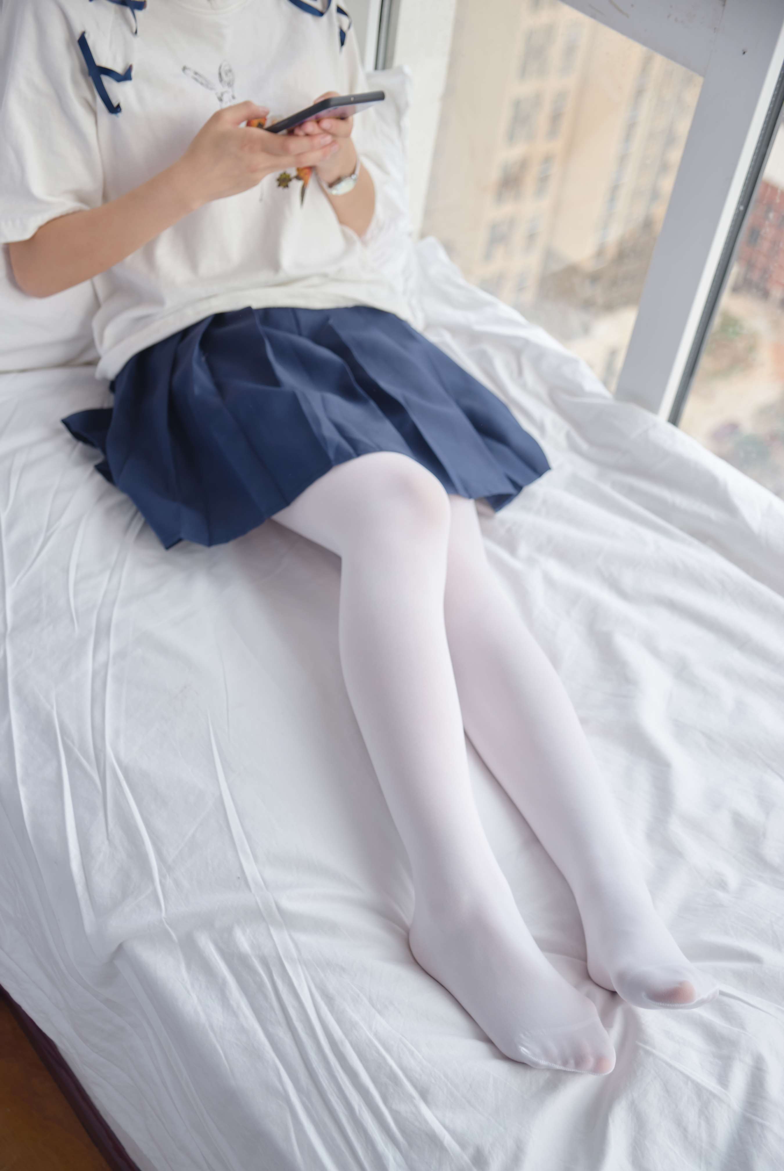 《小姐姐T恤搭百褶裙の白丝脚》作品图