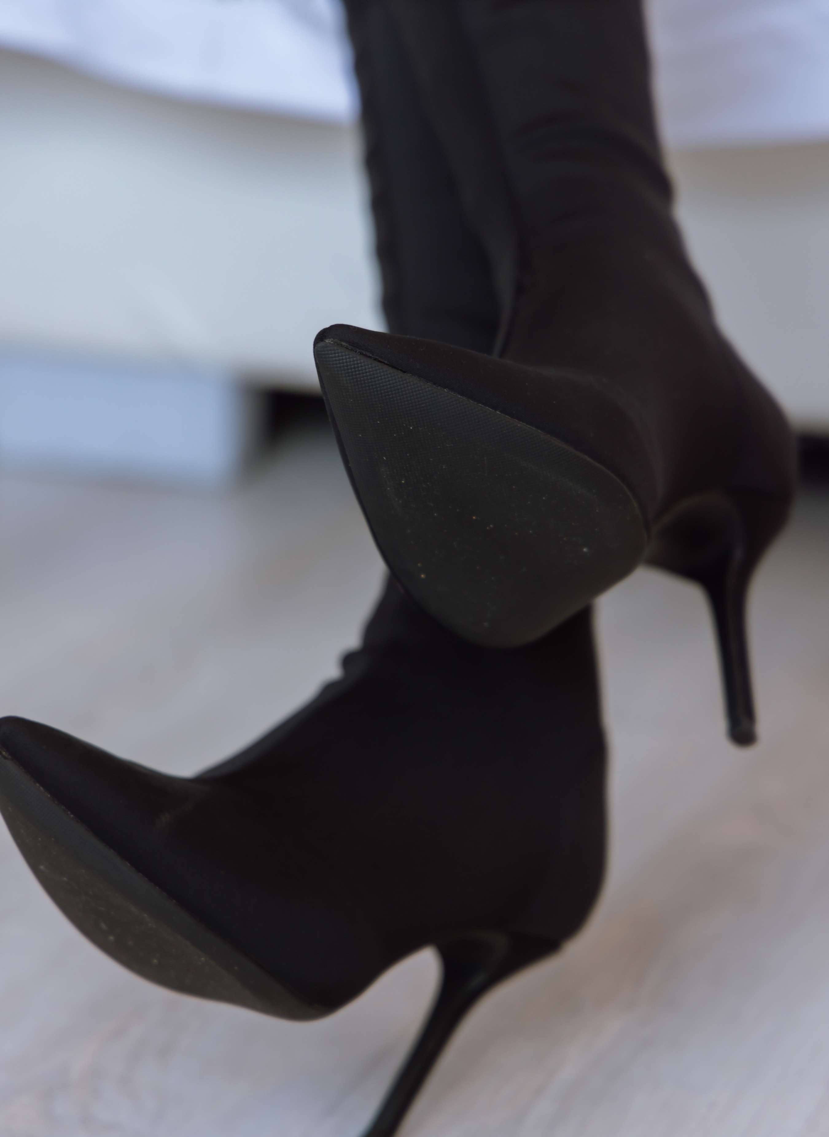 《小甜豆-高跟长靴、白棉袜、裸足 》作品图