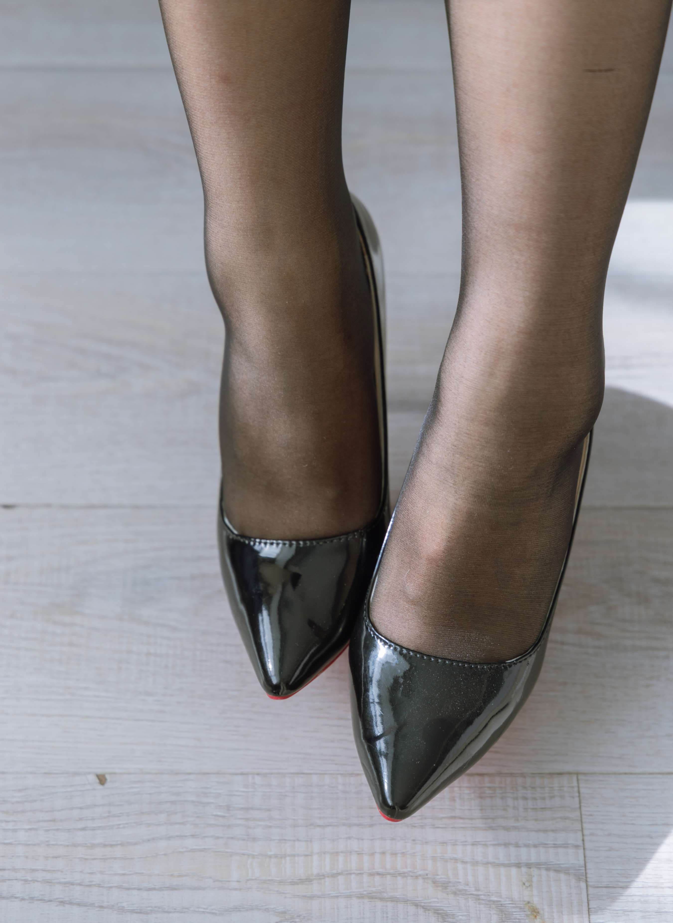 《周周-ol制服、高跟鞋、黑丝》作品图