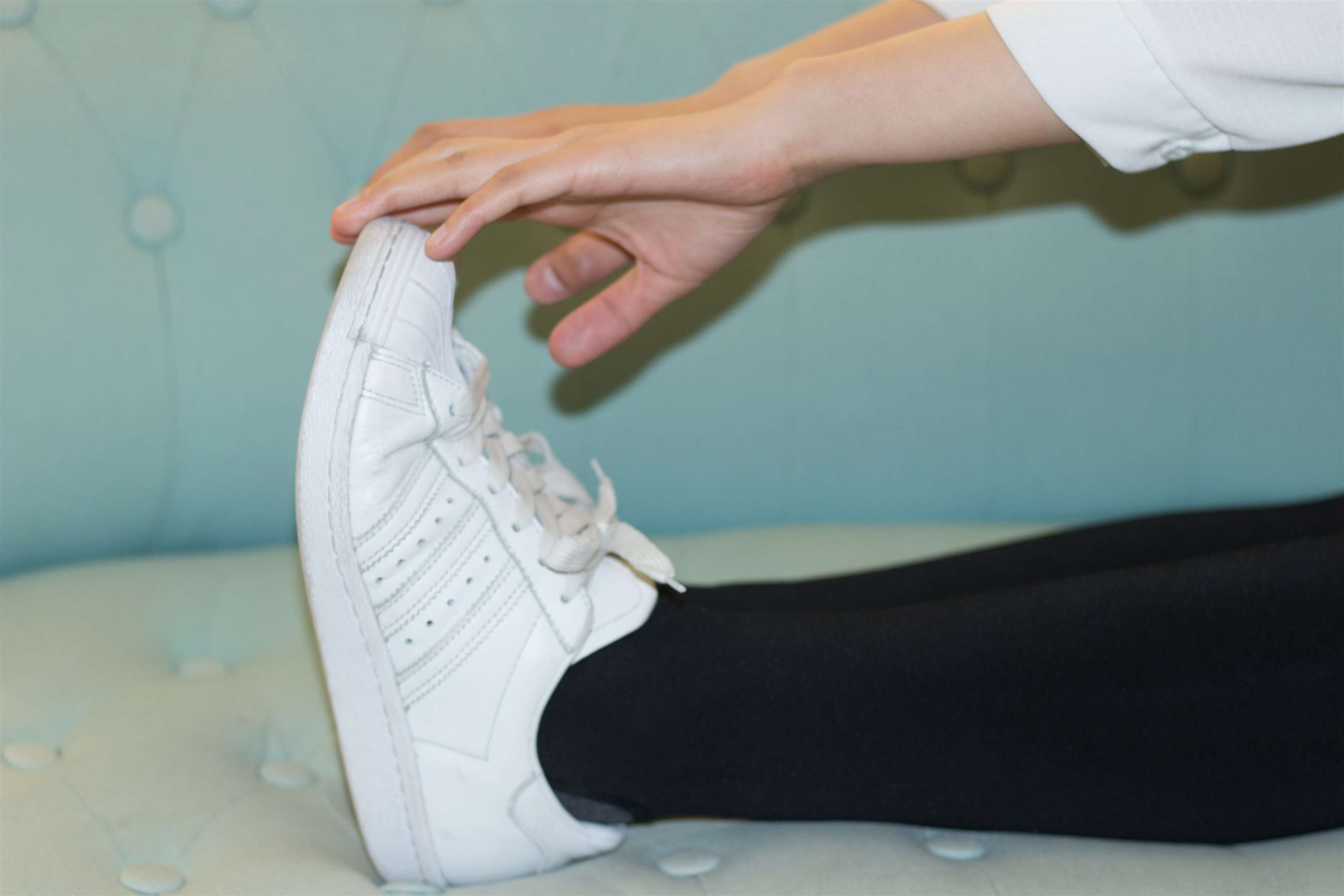 《黑袜裤の灰棉袜脚》作品图