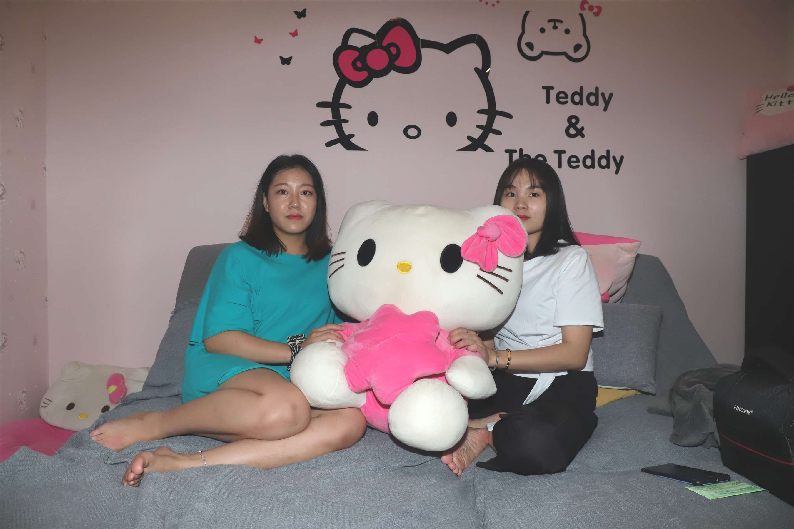 《彩铃与小柔在影院互相打闹》作品图