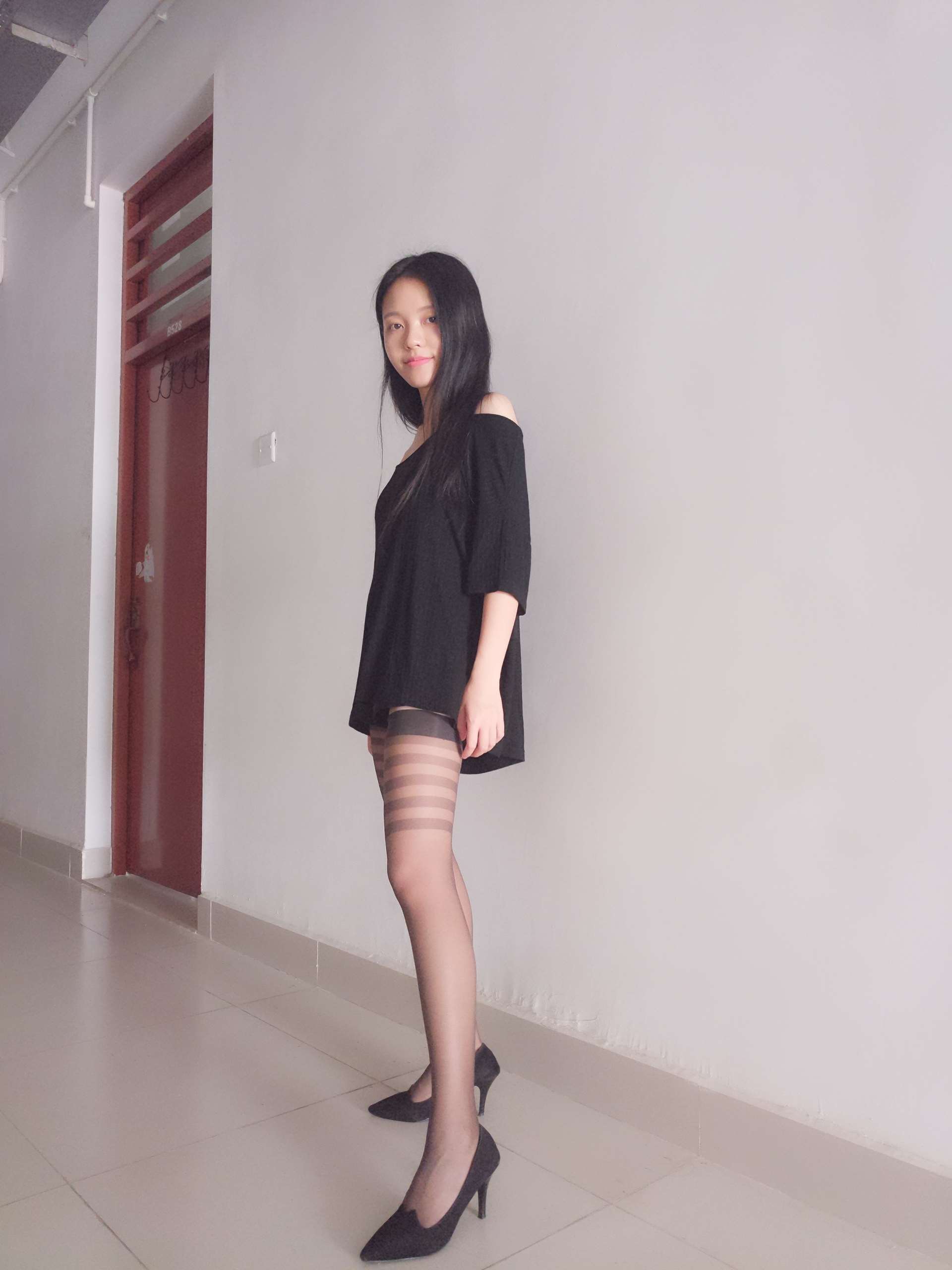 《学妹寝室丝脚》作品图