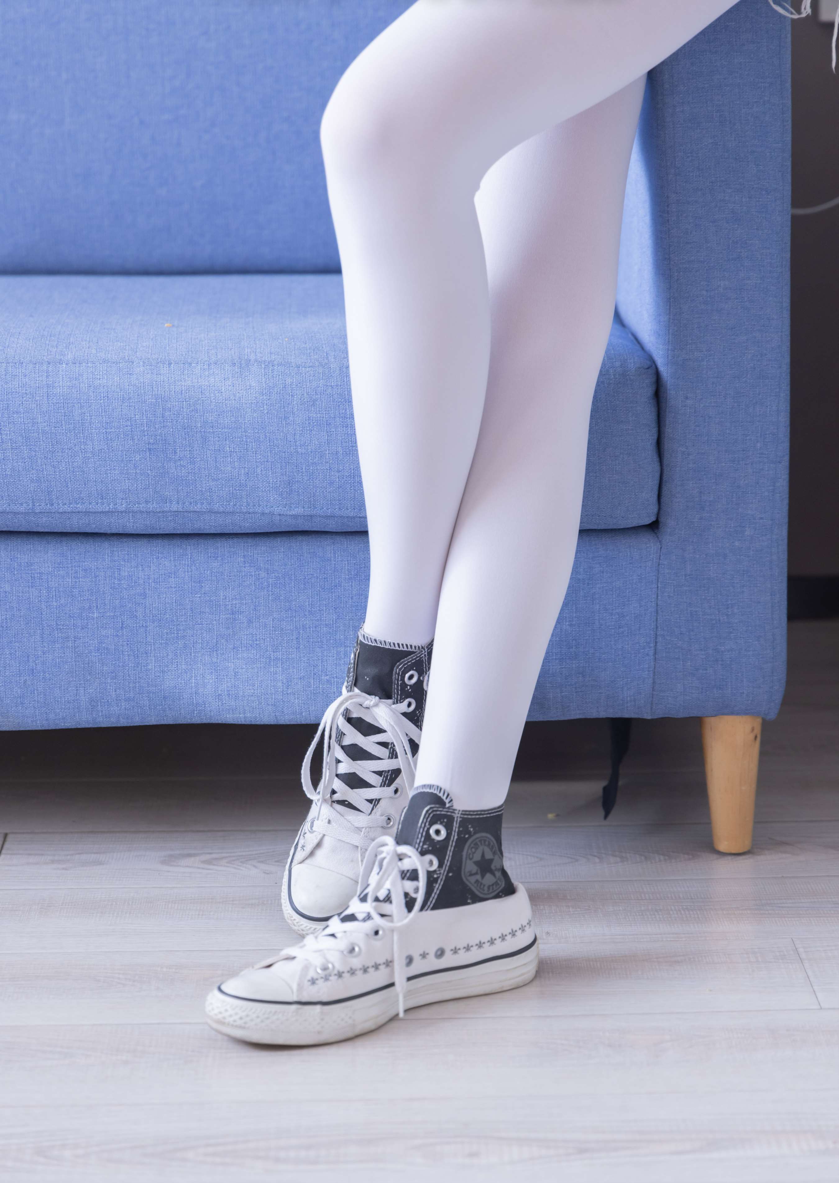 《小甜豆-三双帆布鞋板鞋、厚白丝、黑丝》作品图