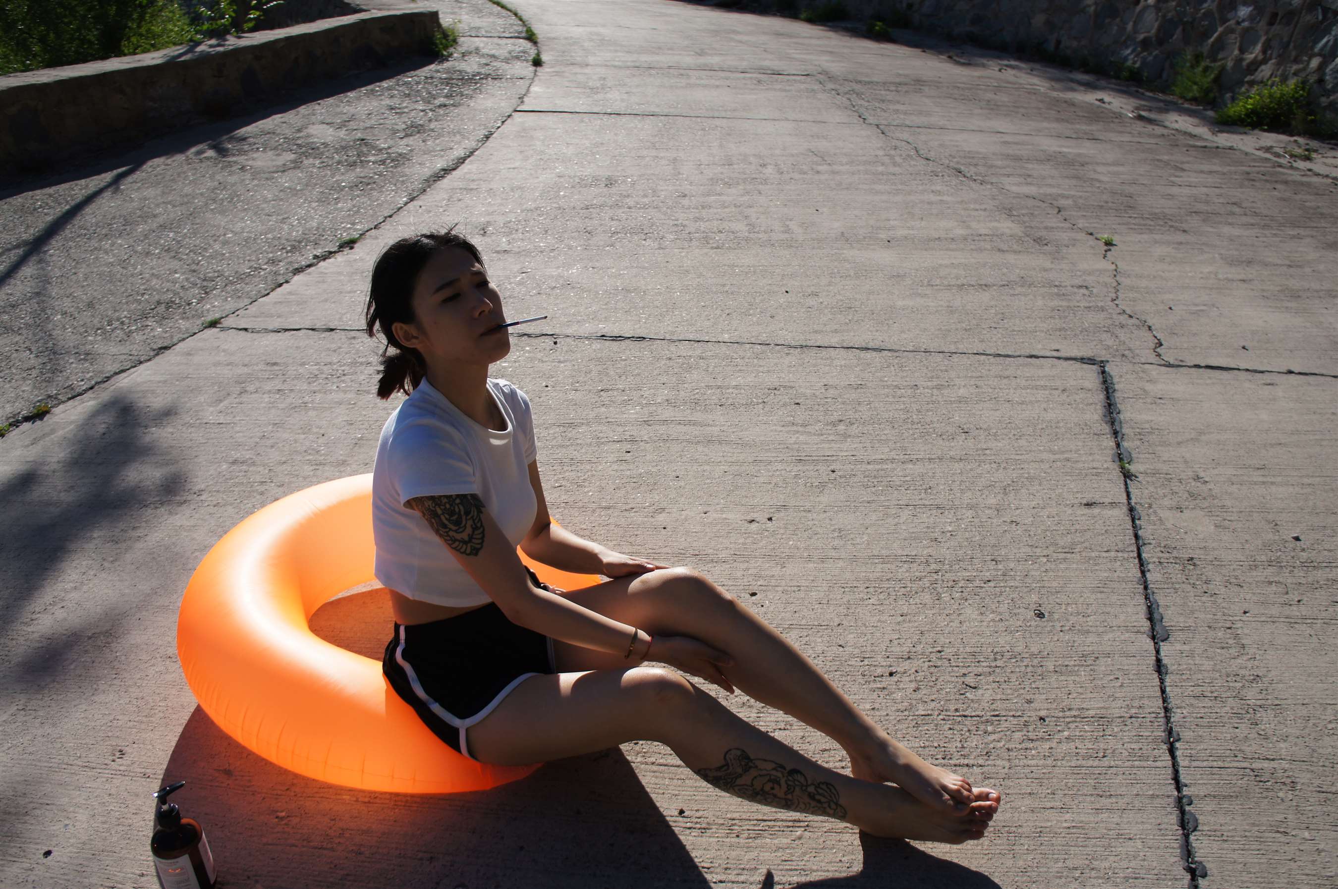 《泳圈上的热裤裸足》作品图