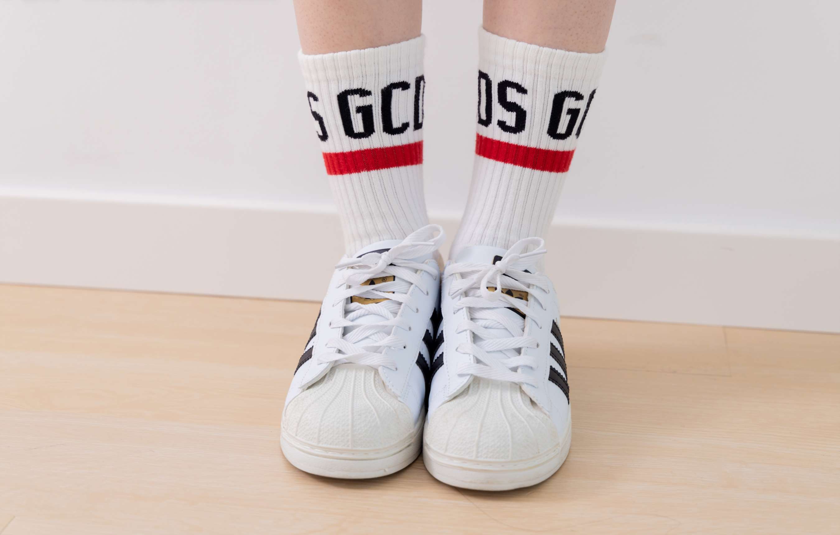 《柚子热裤の白棉袜脚丫》作品图