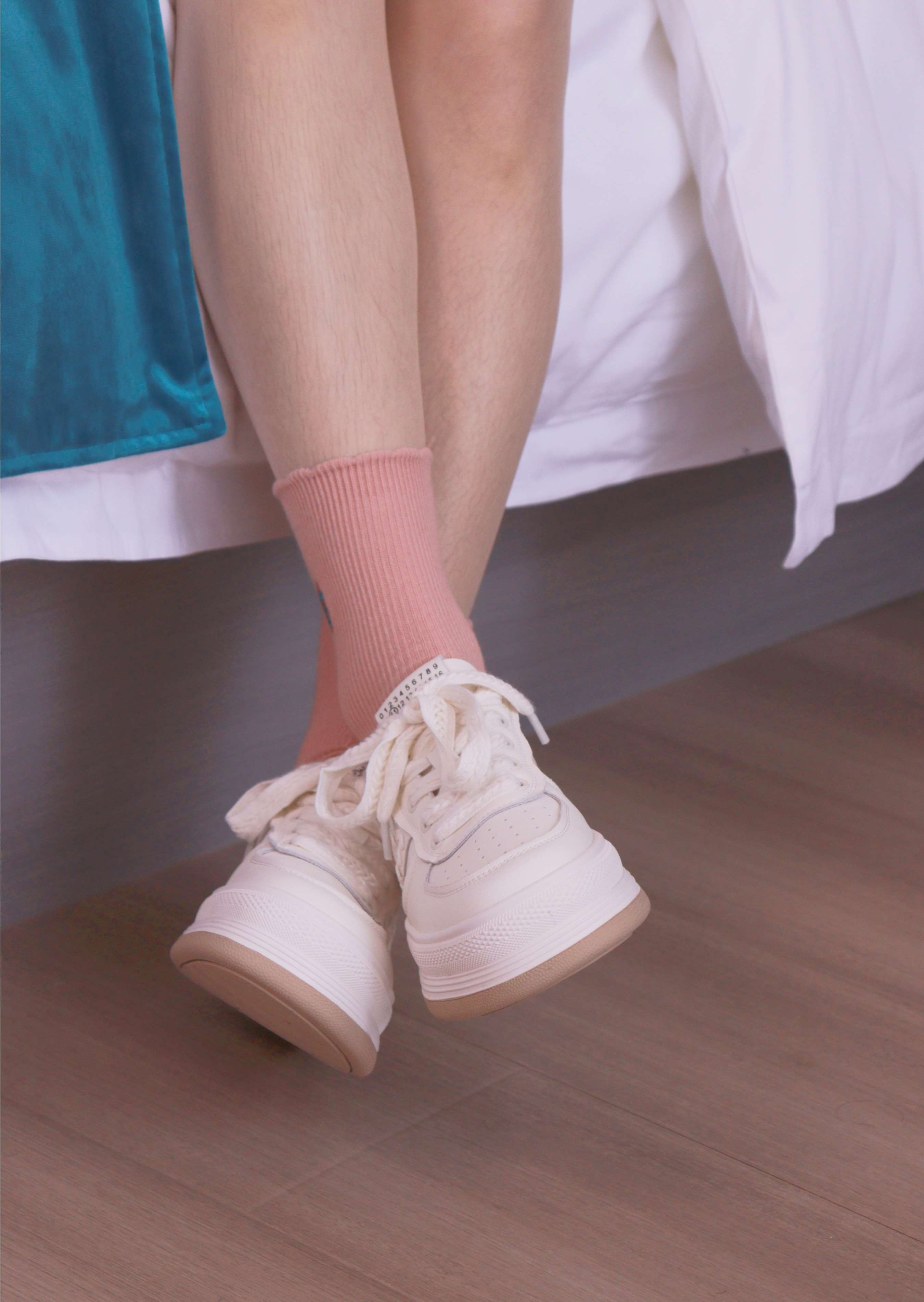 《沙沙~S码粉白色套搭配小白鞋》作品图