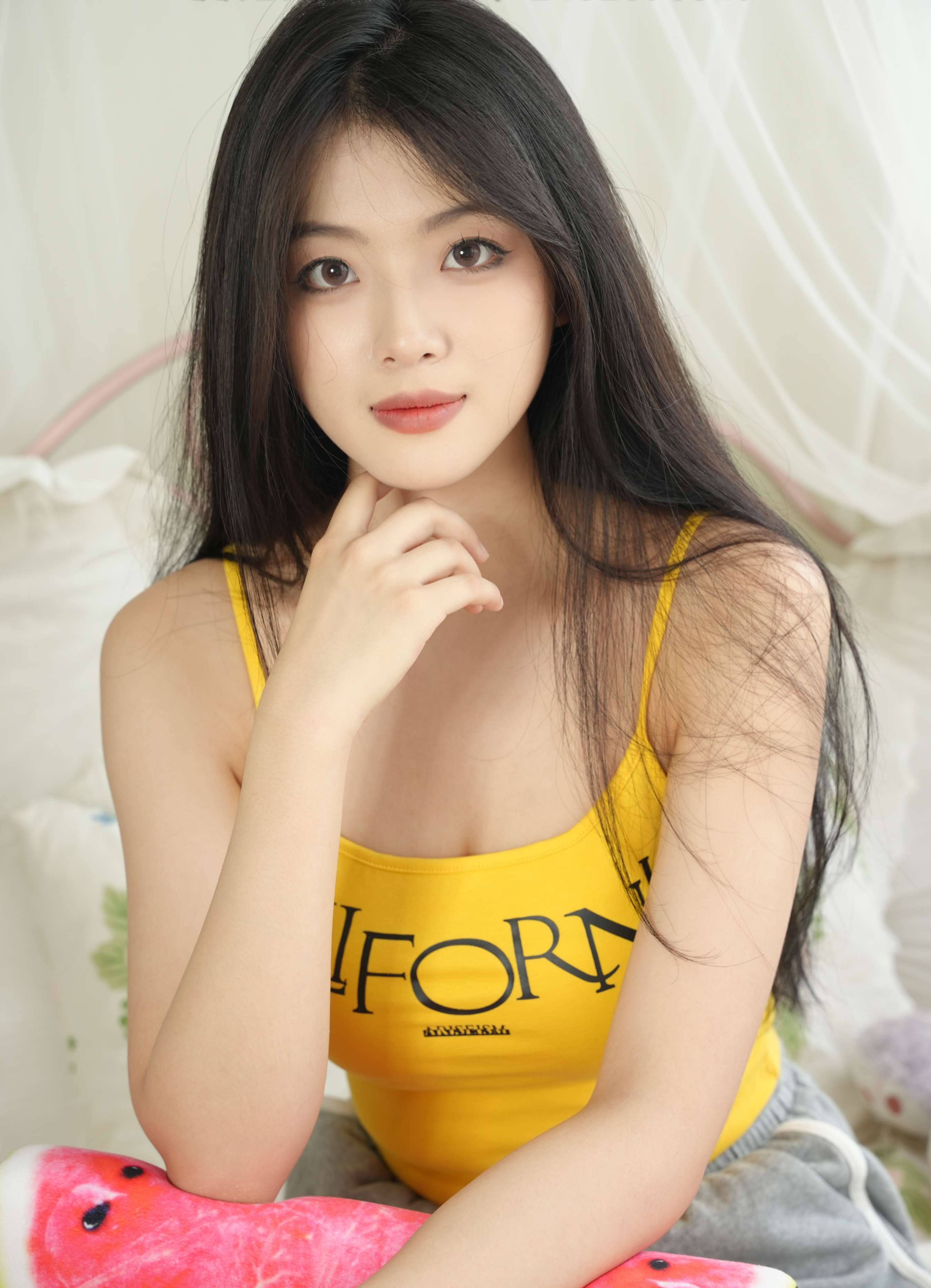 《柯柯吊带の热裤嫩足》作品图